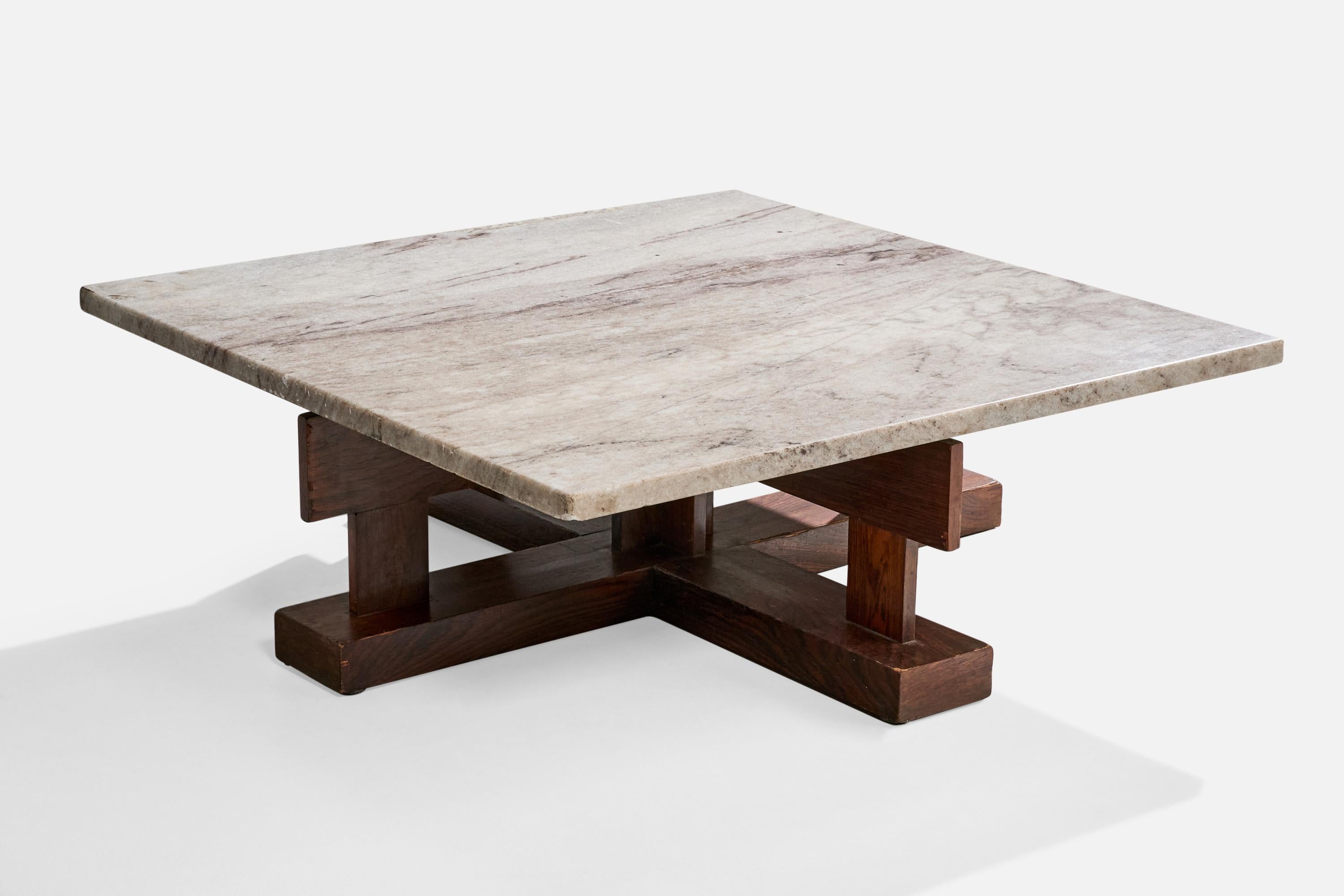 Couchtisch aus Holz und Marmor, hergestellt von Celina Decorações, Rio de Janeiro, Brasilien, ca. 1960er Jahre.

Der hölzerne Sockel weist an verschiedenen Stellen der Struktur mäßige Holzverluste auf.

Die Marmorplatte weist leichte