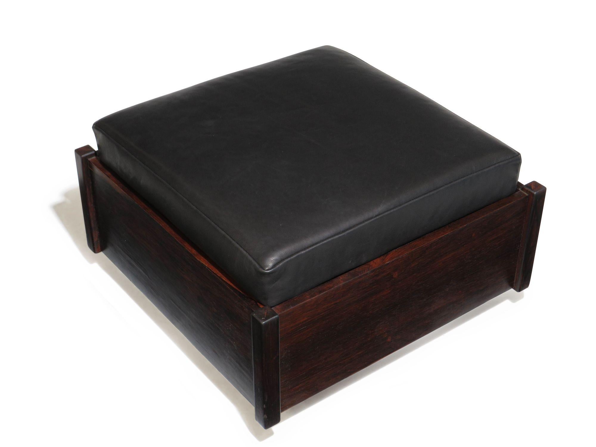 Mid century rosewood ottoman/bench by Munis Zilberberg for Celina Decorações, Brazil.
Crafted of Brazilian rosewood with a newly upholstered full-aniline soft black leather cushion over a hidden storage compartment. 