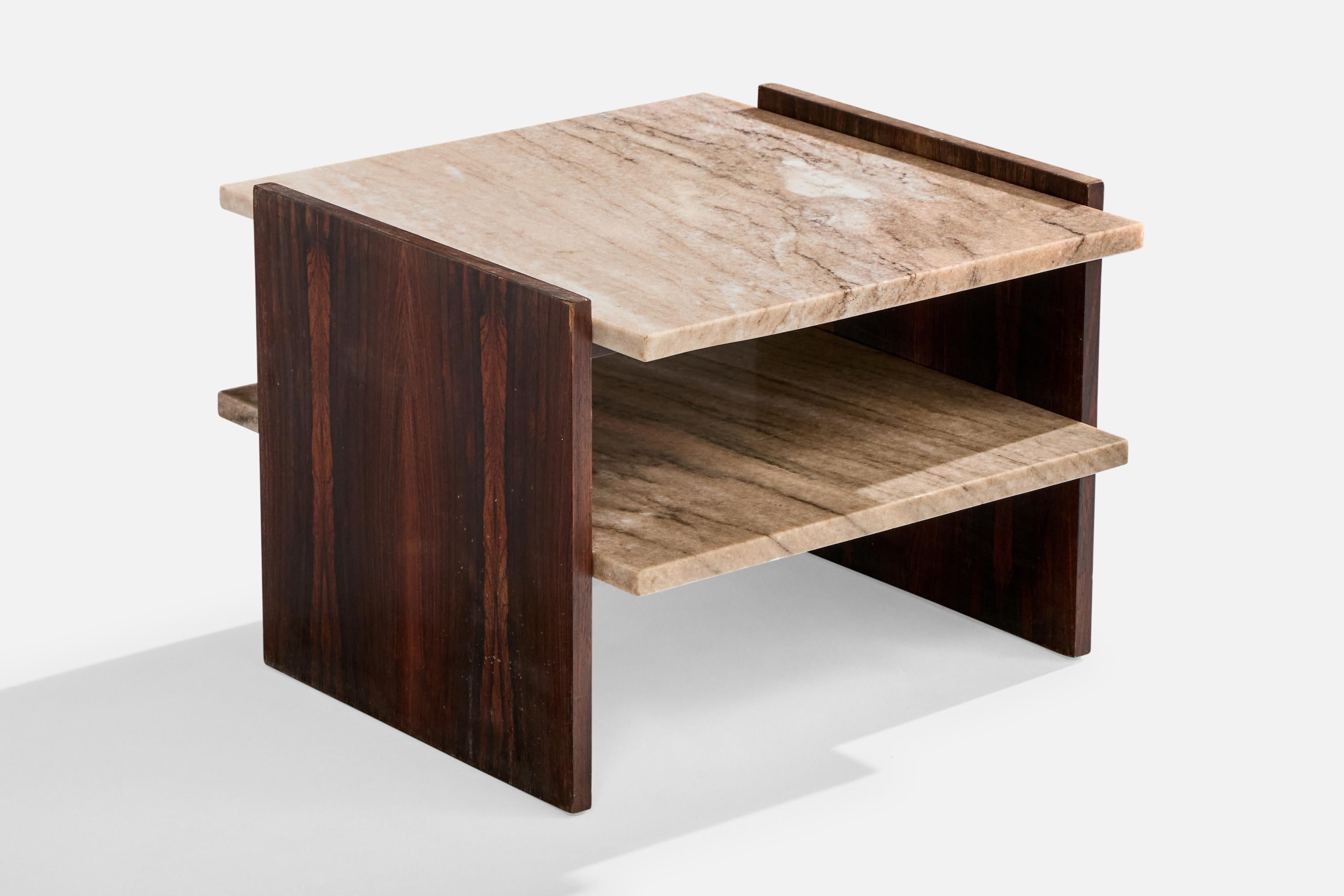 Table d'appoint en bois et marbre produite par Celina Decorações, Rio de Janeiro, Brésil, c. 1960.

Décoloration modérée sur l'une des barres de soutien. Fissure dans le plateau de marbre comme illustré, sur environ la moitié de la longueur du