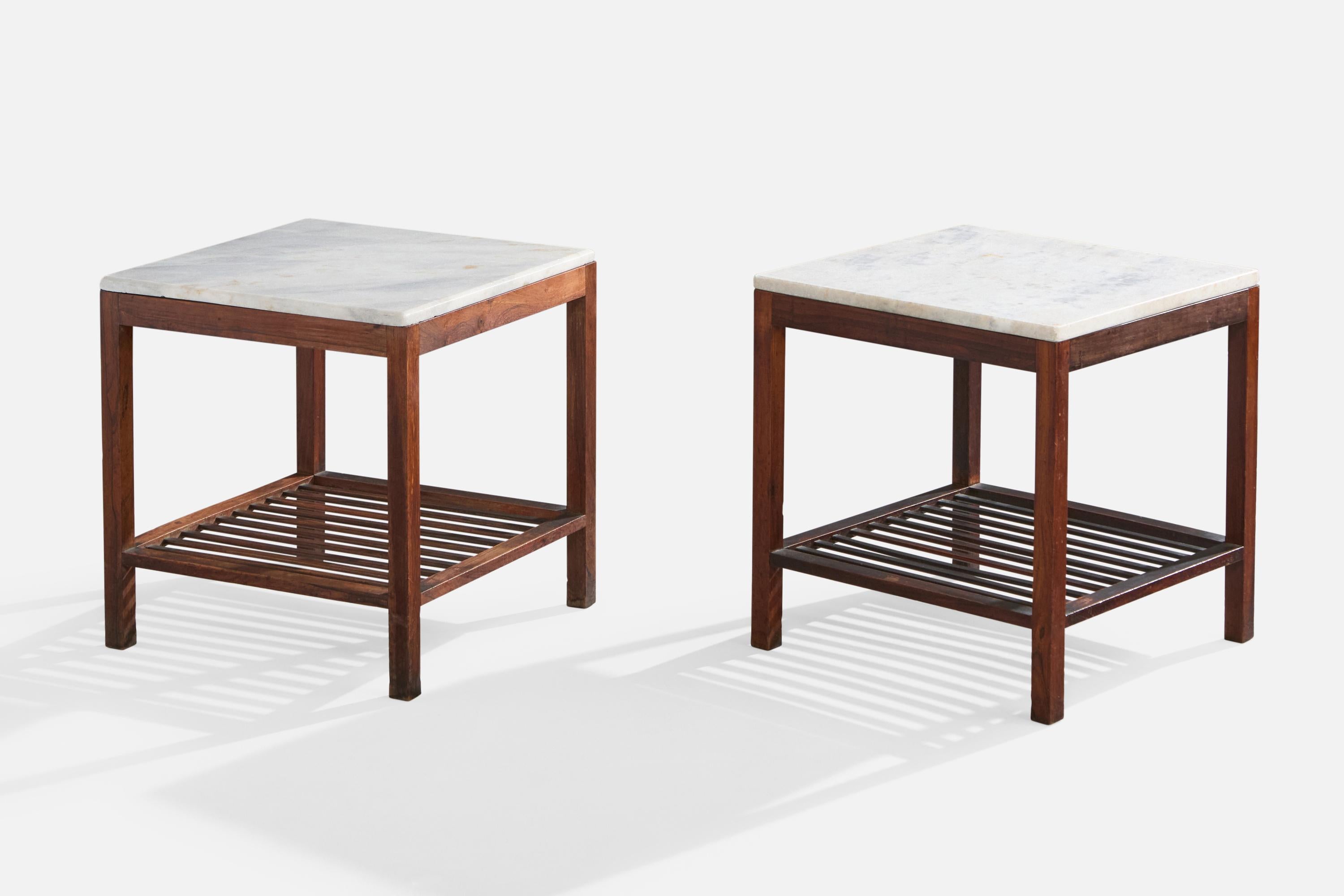 Ein Paar Beistelltische aus Holz und Marmor, hergestellt von Celina Decorações, Rio de Janeiro, Brasilien, ca. 1960er Jahre.

Leichte Abnutzung an einigen Ecken des Marmors und leichte Flecken auf beiden Marmorplatten.

Abmessungen: 20,3