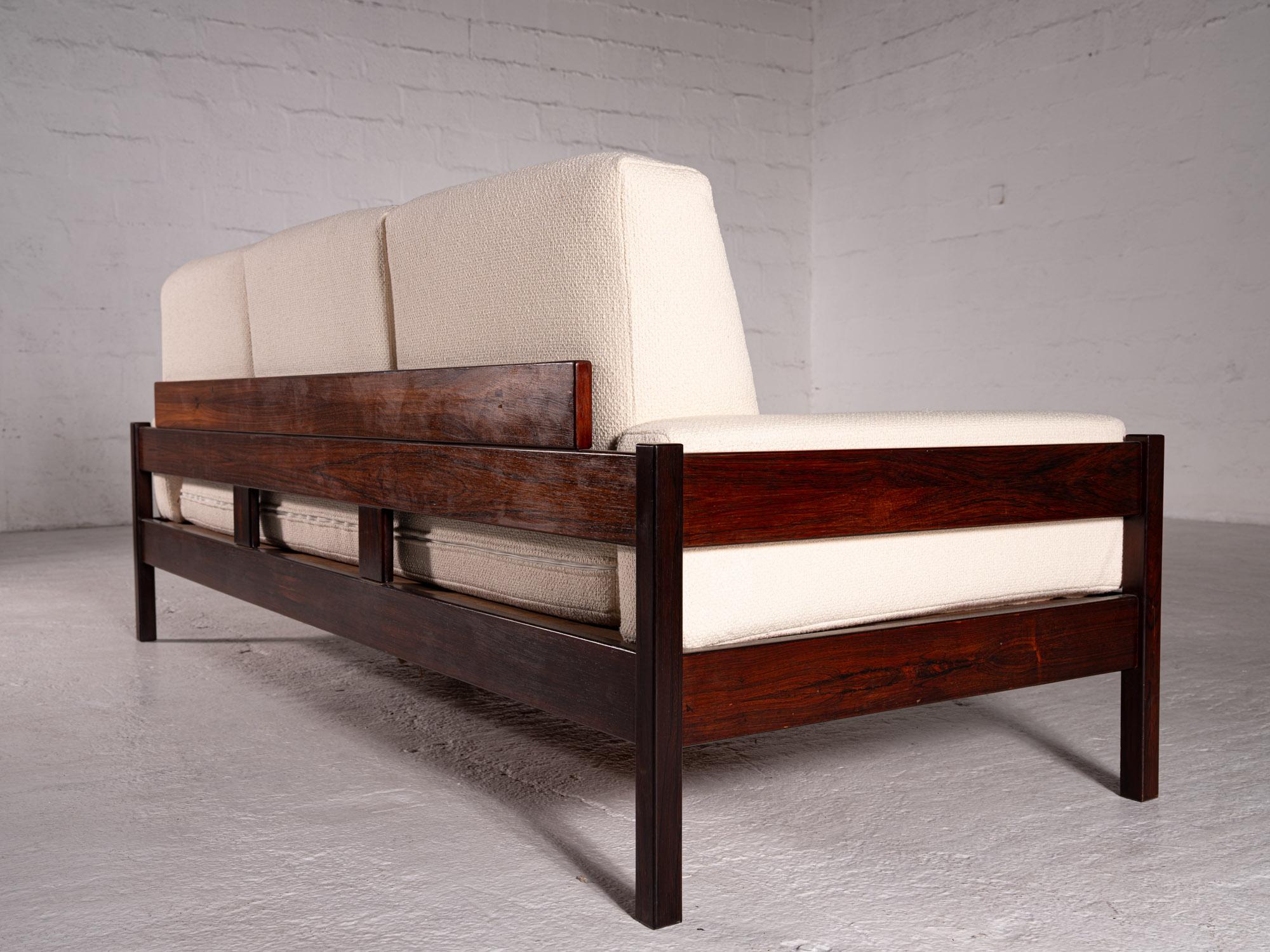 Celina Zilberberg, Three-seater sofa in solid wood, c. 1960 In Good Condition For Sale In PARIS, FR