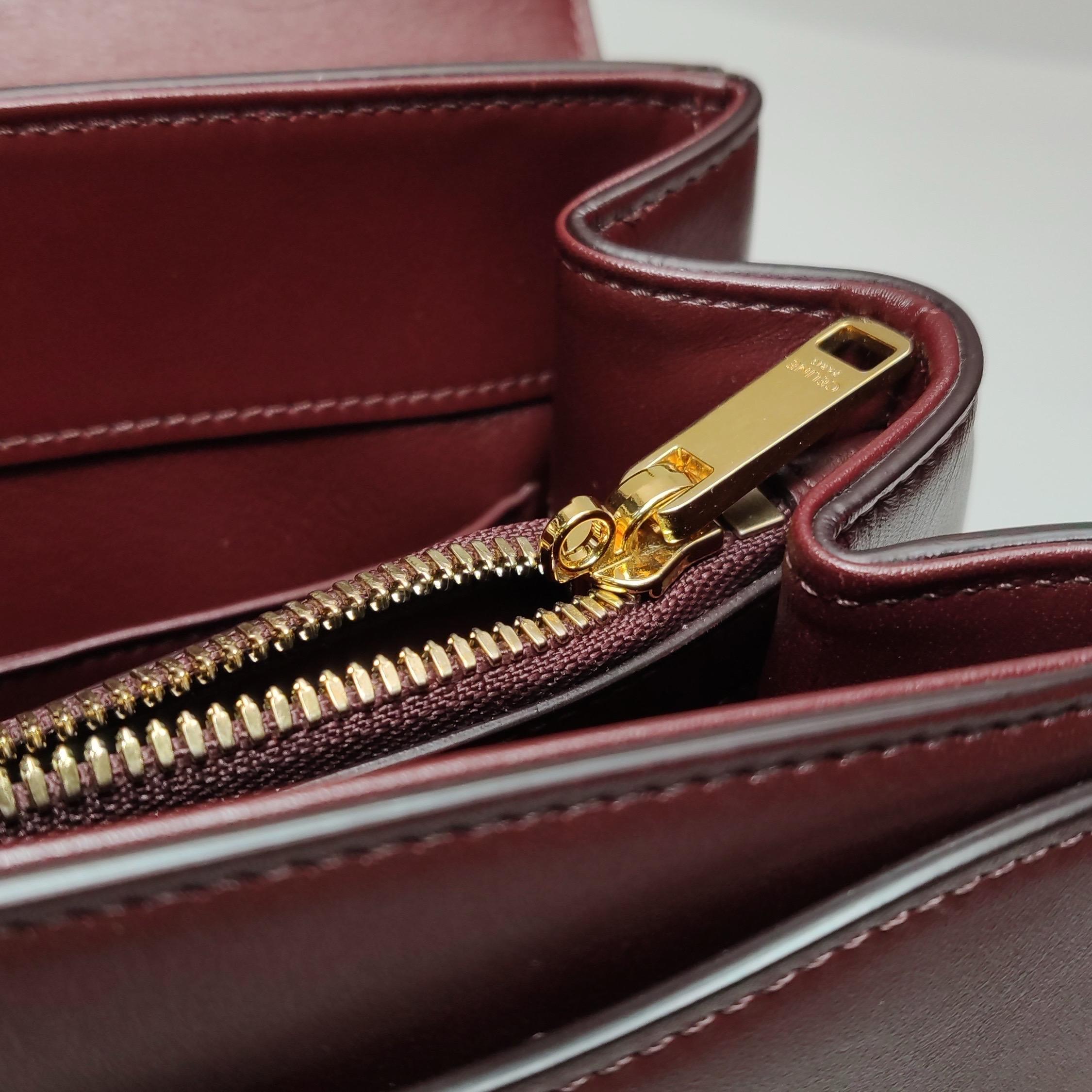 Celine 16 Borsa media in pelle di vitello liscia borgogna con tracolla in vendita 7