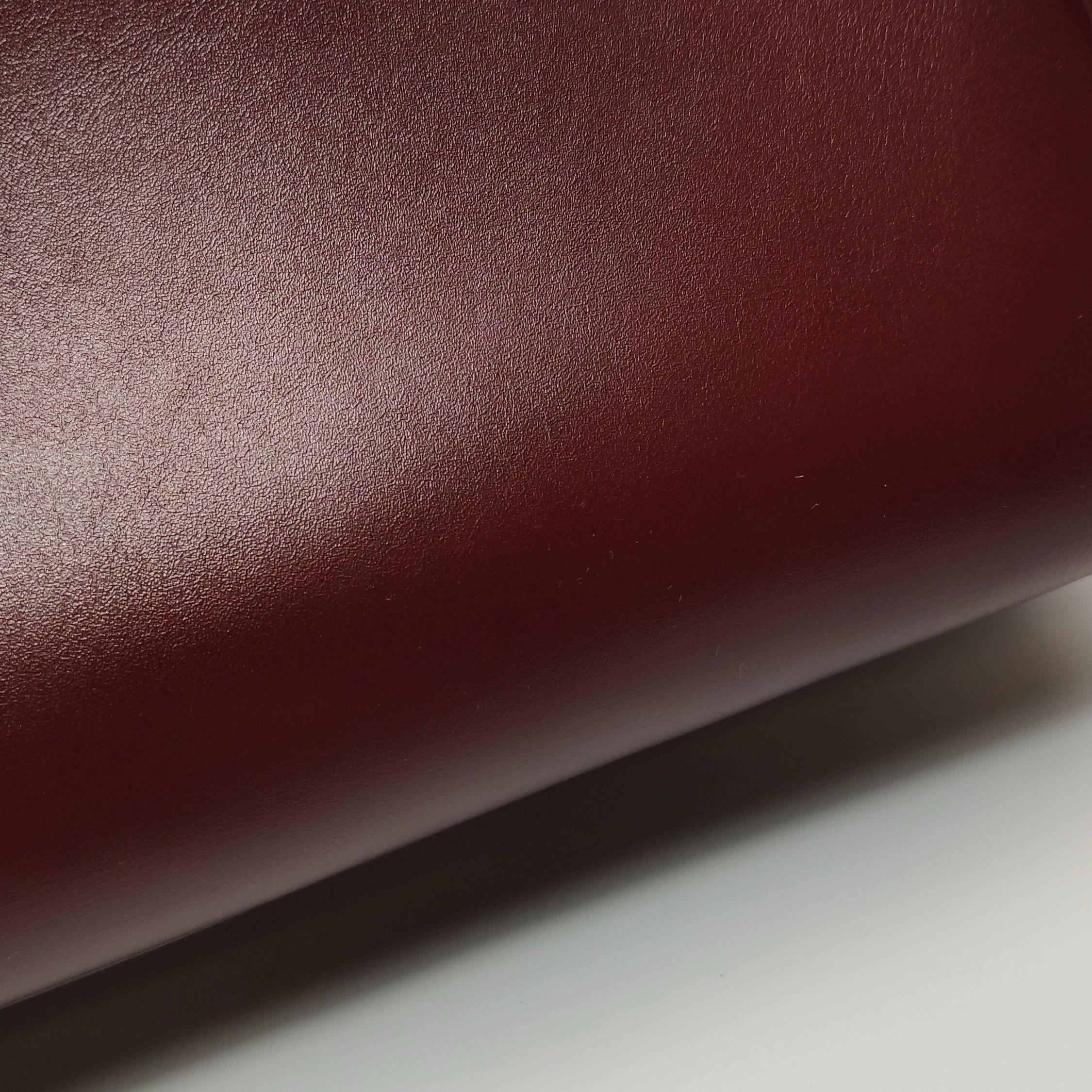 Celine 16 Borsa media in pelle di vitello liscia borgogna con tracolla in vendita 10