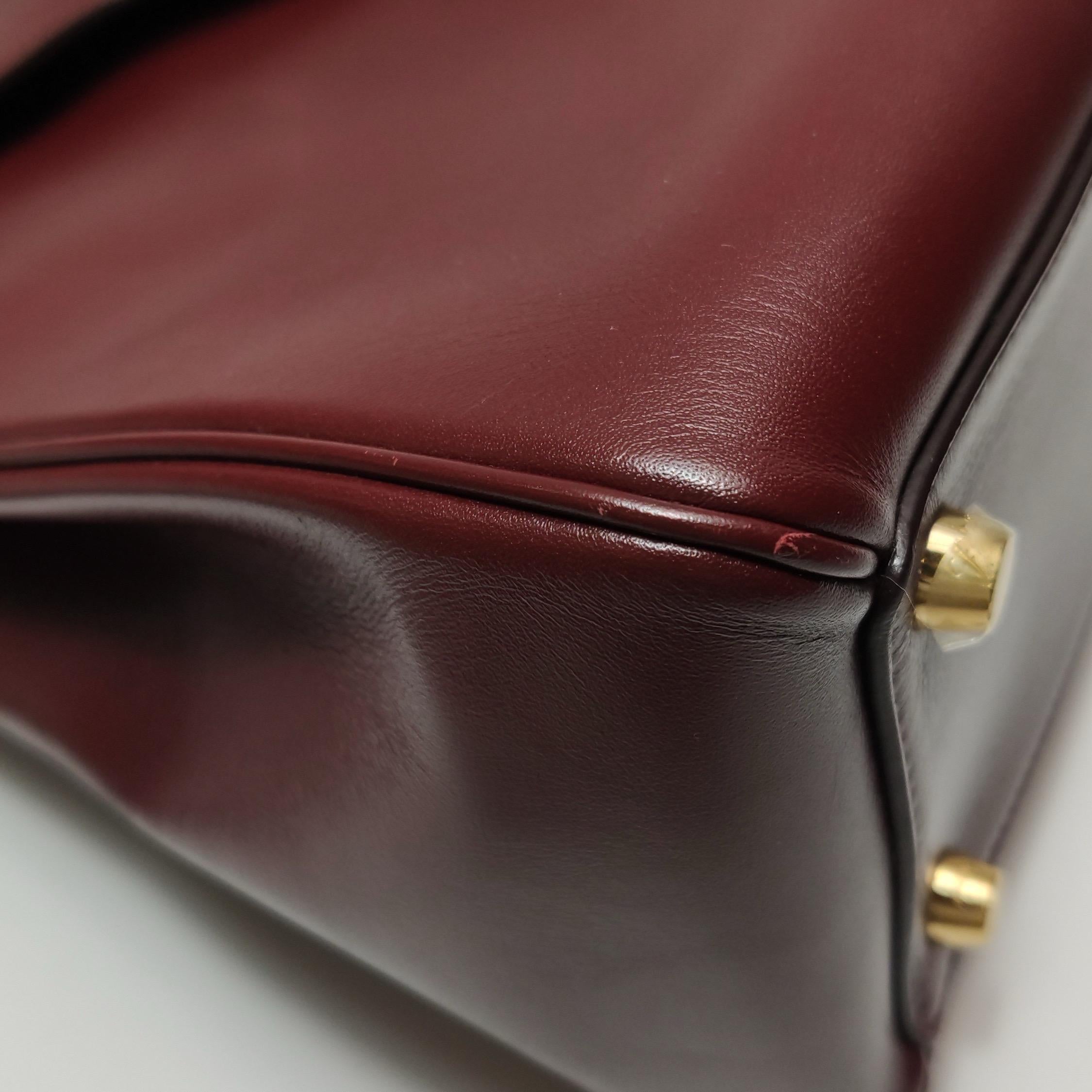 Celine 16 Borsa media in pelle di vitello liscia borgogna con tracolla in vendita 13