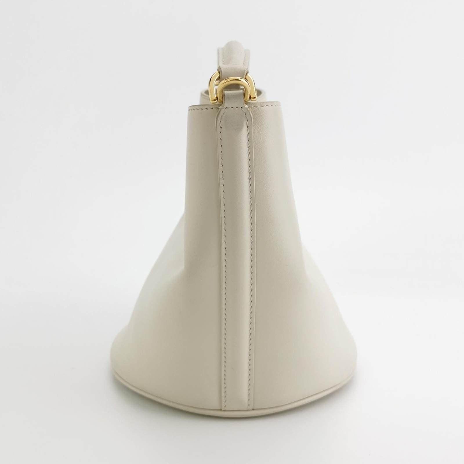 Celine 16 Bucket Bag White Calfskin Leather Crossbody Bag In Excellent Condition In AUBERVILLIERS, FR