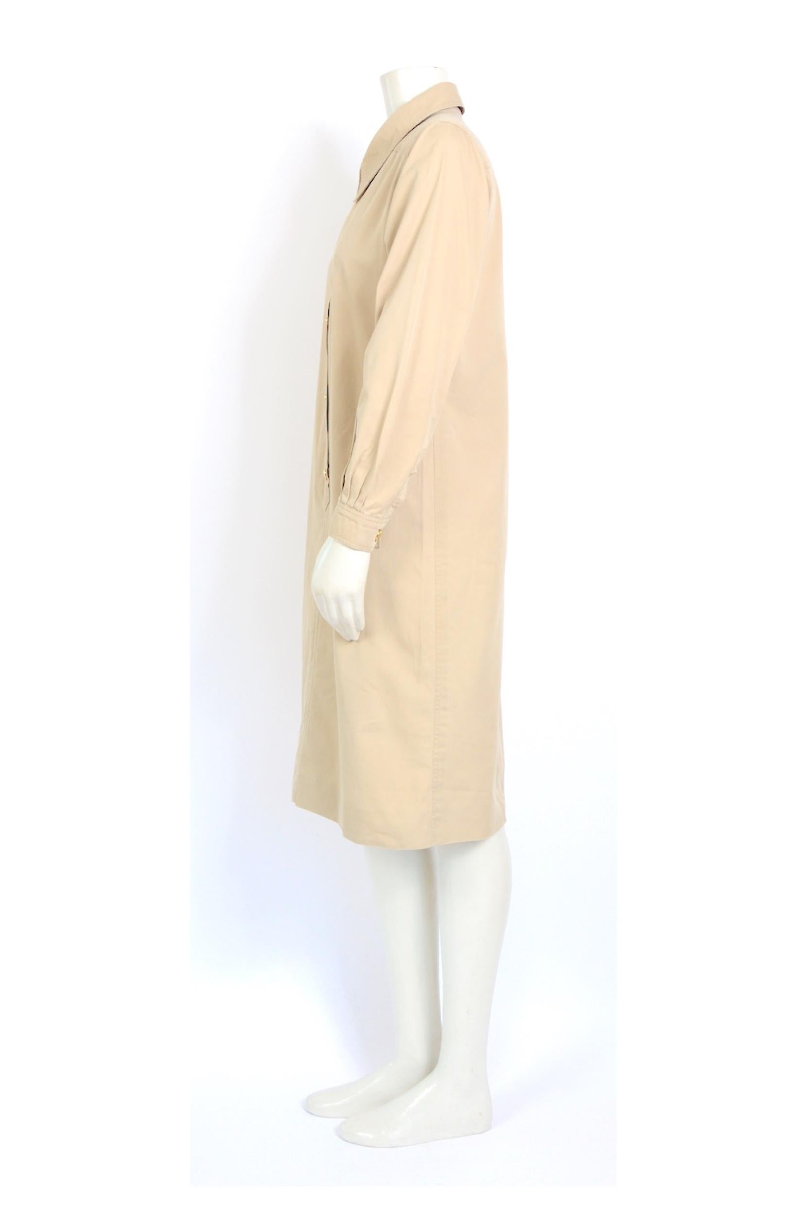 Celine vintage 1970s safari cotton-blend dress, gold-tone signed Celine front closure.
Front slide pockets.
No size label
Measurements that are taken flat:
Sh to Sh 15inch/38cm - Ua to Ua 20inch/51cm(x2) - Waist 18,5inch/47cm(x2) - Hips