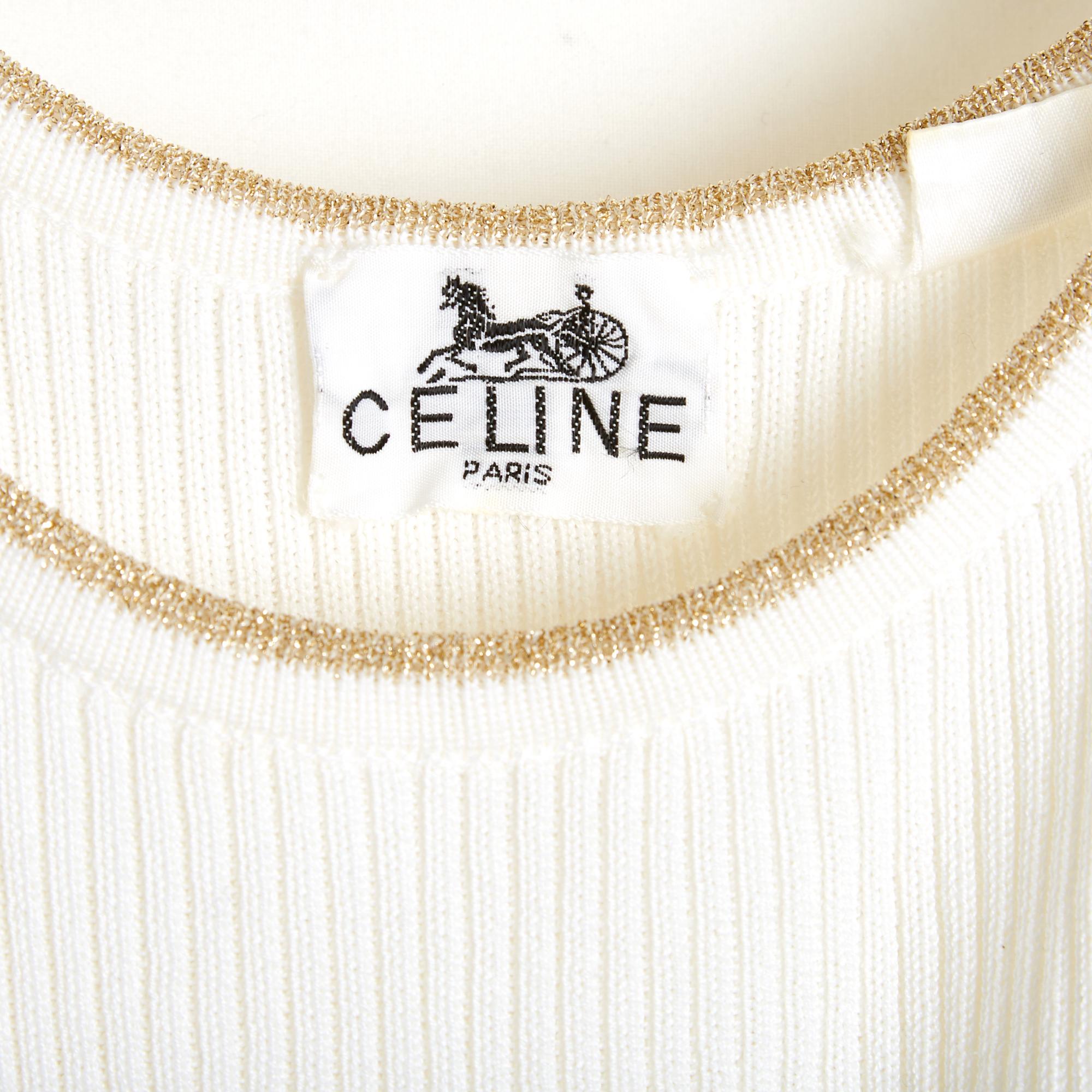 Top Céline circa 1985/1990 top ajustado de punto de algodón crudo, con tirantes finos y amplio cuello redondo ribeteado con hilo dorado, malla dorada también en la parte inferior del top. No hay etiqueta de talla, pero la camiseta de tirantes es una