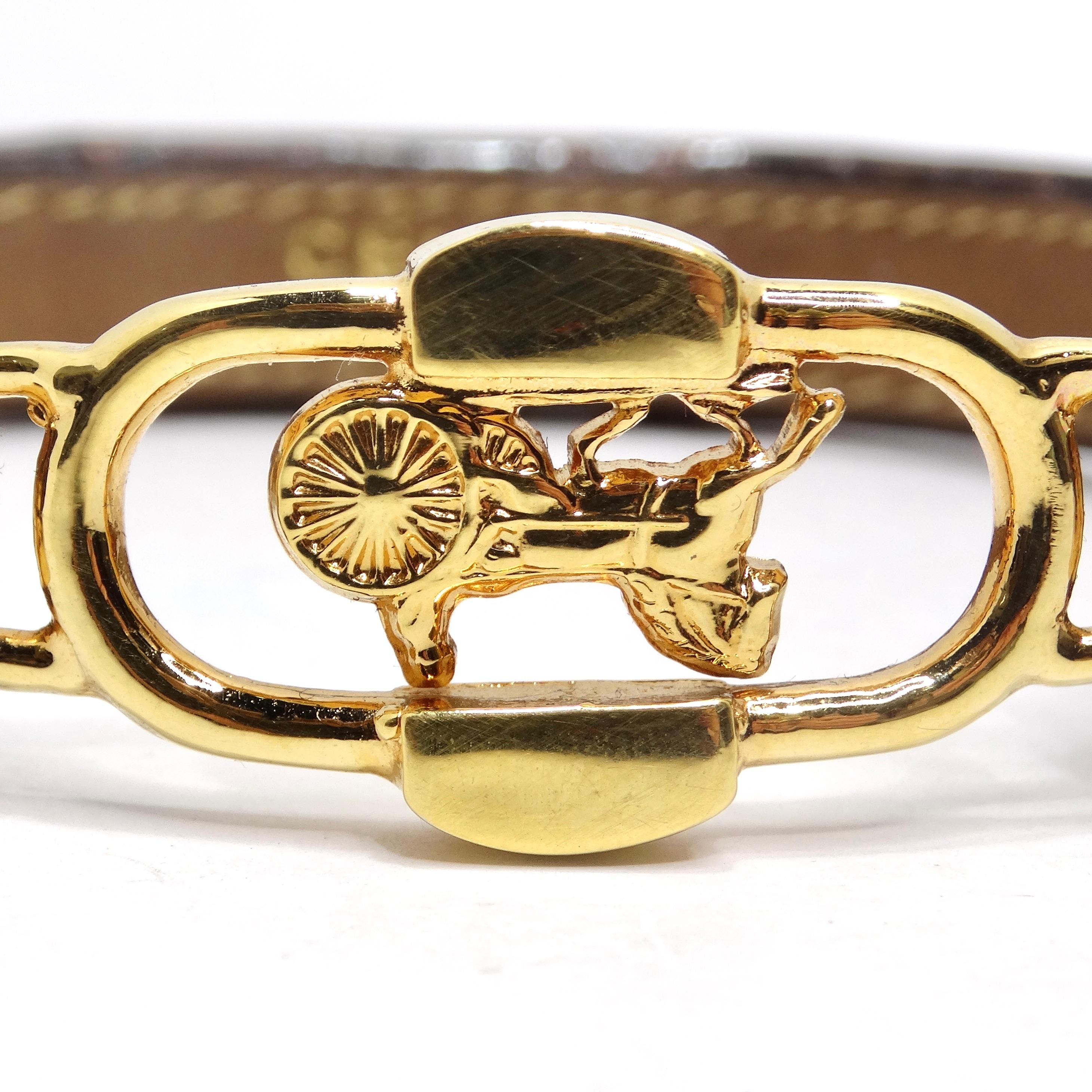 Gönnen Sie sich die Eleganz des Pferdesports mit dem Celine 1990s Gold Tone Horse Emblem Leather Bracelet. Dieses braune Lederarmband ist in der Mitte mit einem unverwechselbaren gelbgoldenen Pferdeemblem verziert. Es ist ein superschickes und