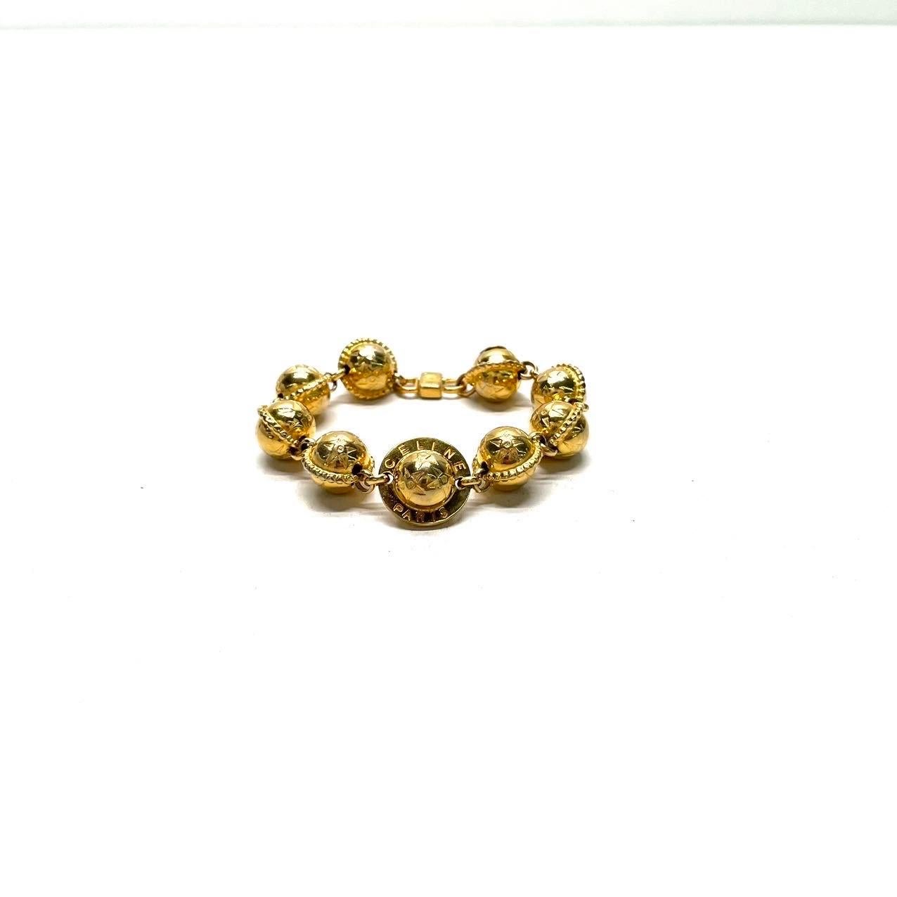 Condit: MOLTO BUONO

Il bracciale rimane lucido grazie alla placcatura in oro giallo intenso. Si noti che l'articolo non è nuovo, si prevedono lievi graffi qua e là se ispezionato da vicino. Scolorimento minimo. 

Caratterizzato da:

Pianeta charme