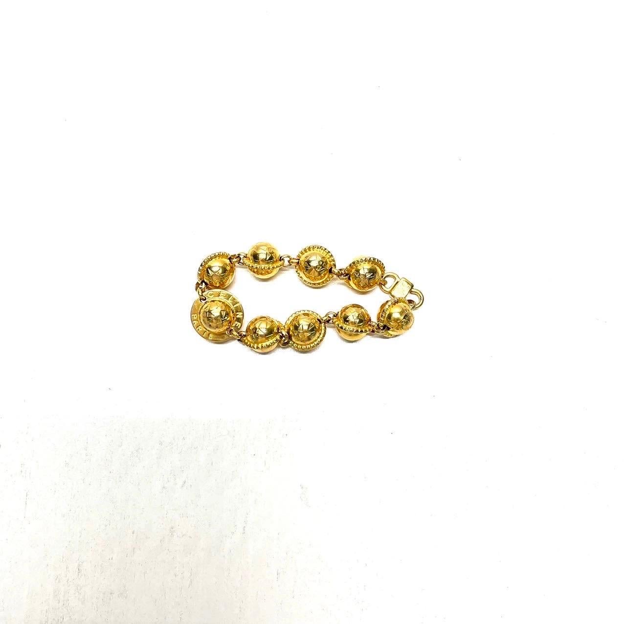 Celine 1990 Bracciale con charme Triomphe Planet in tonalità oro in vendita 1