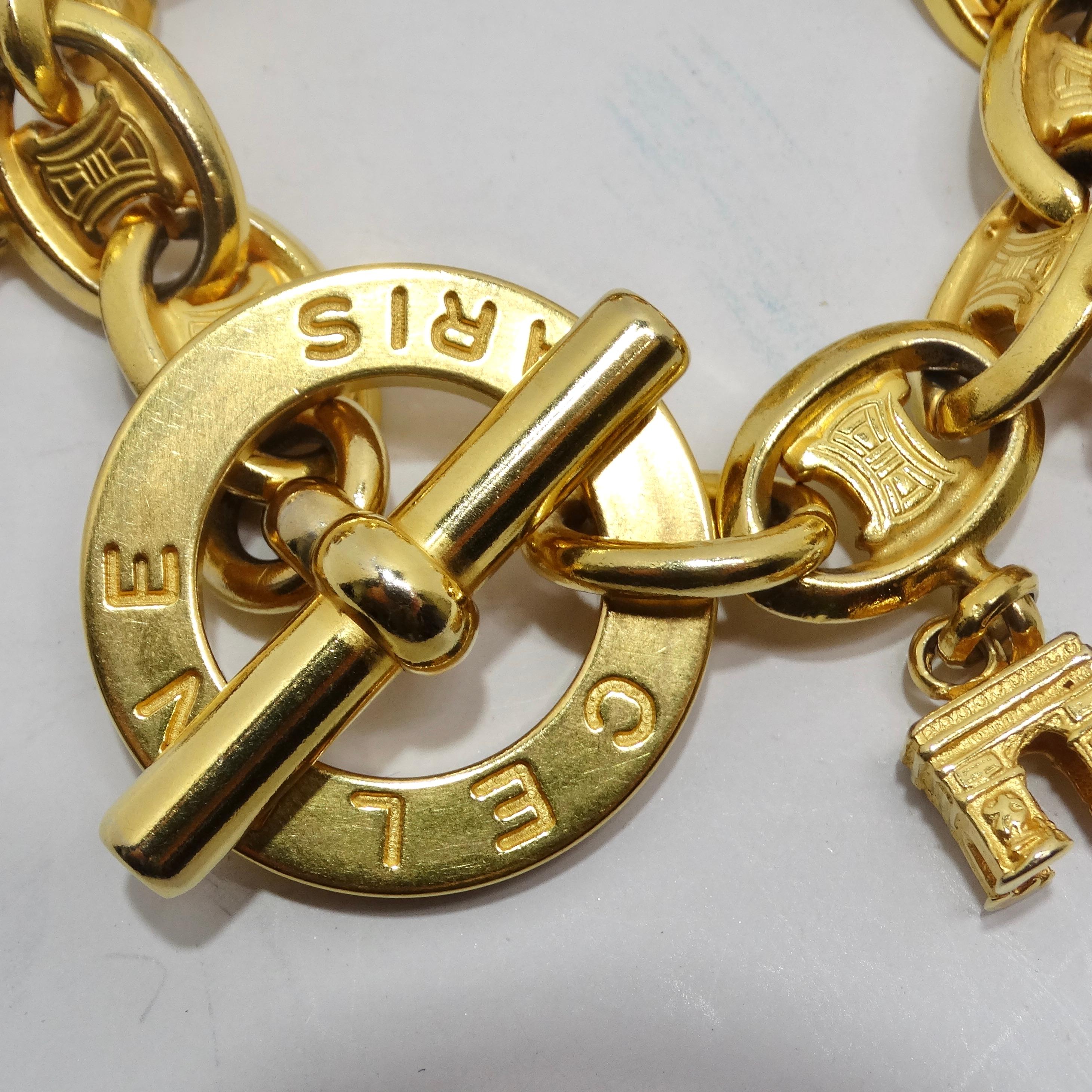 Lassen Sie sich von der zeitlosen Anziehungskraft des Celine 1990s Planet Arc De Triomphe Charm Armbands verzaubern - ein wunderschönes, gelbvergoldetes Schmuckstück, das die Essenz der Pariser Eleganz einfängt. Dieses Armband ist mit den ikonischen