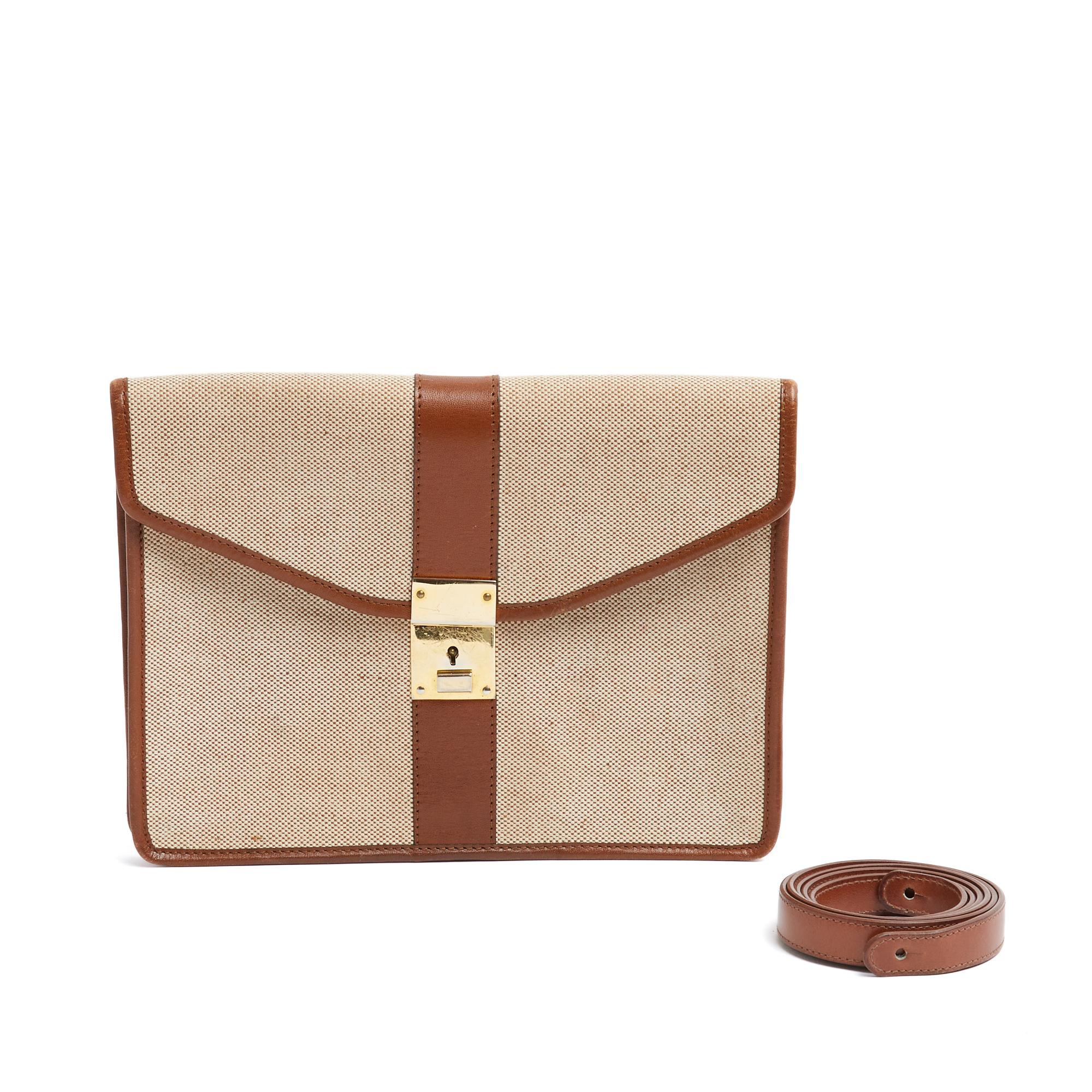 Céline bag composed of a vintage Diamond Clutch (or Envelope) shaped pouch in ecru canvas trimmed with camel-colored leather, exceptionally offered with its removable (original) shoulder strap in the same leather, canvas interior with a central
