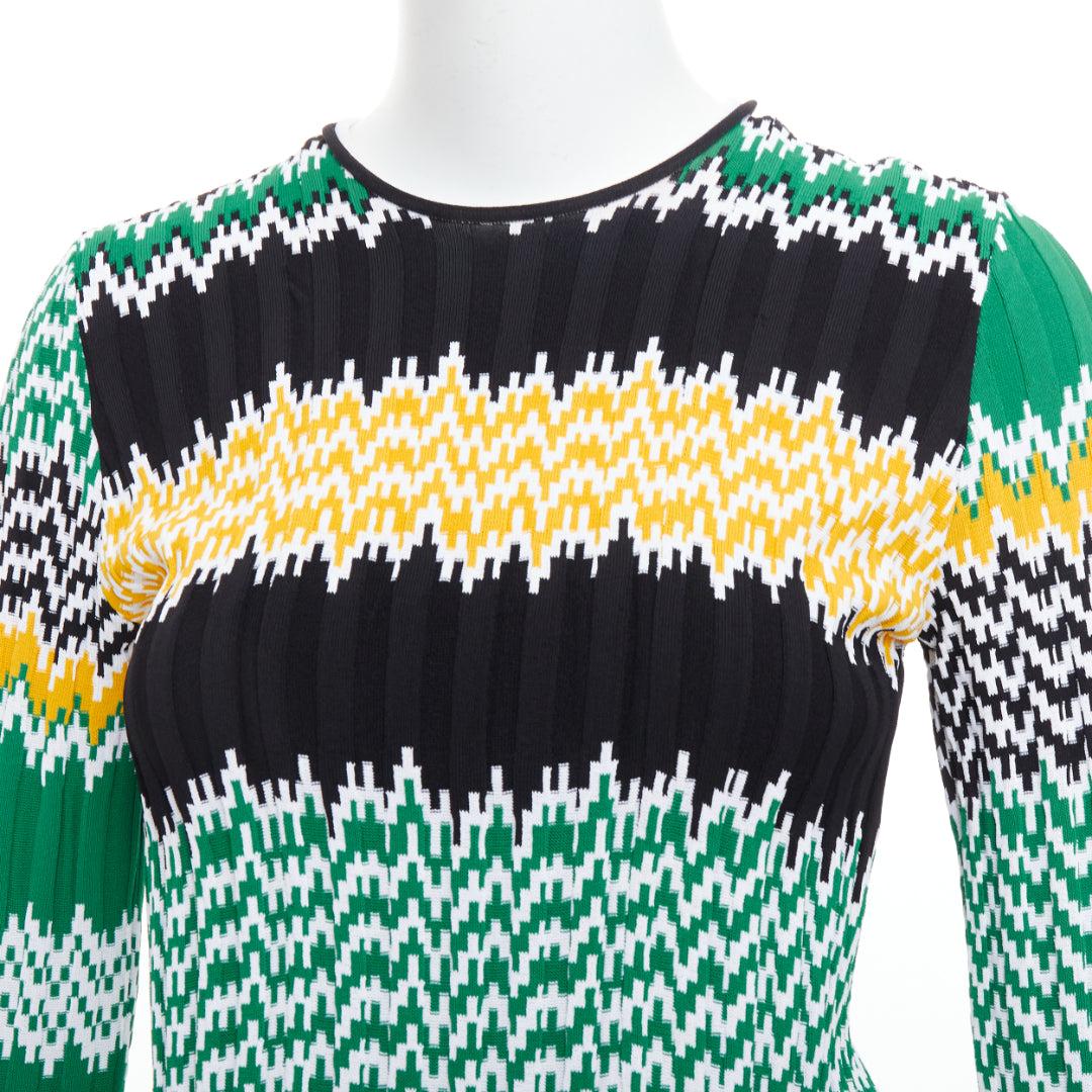 CELINE 2015 Phoebe Philo green black yellow chevron knit sweater XS
Reference: NKLL/A00327
Brand: Celine
Designer: Phoebe Philo
Collection: Resort 2015 - Similar design on the Runway
Material: Viscose, Blend
Color: Green, Yellow
Pattern: