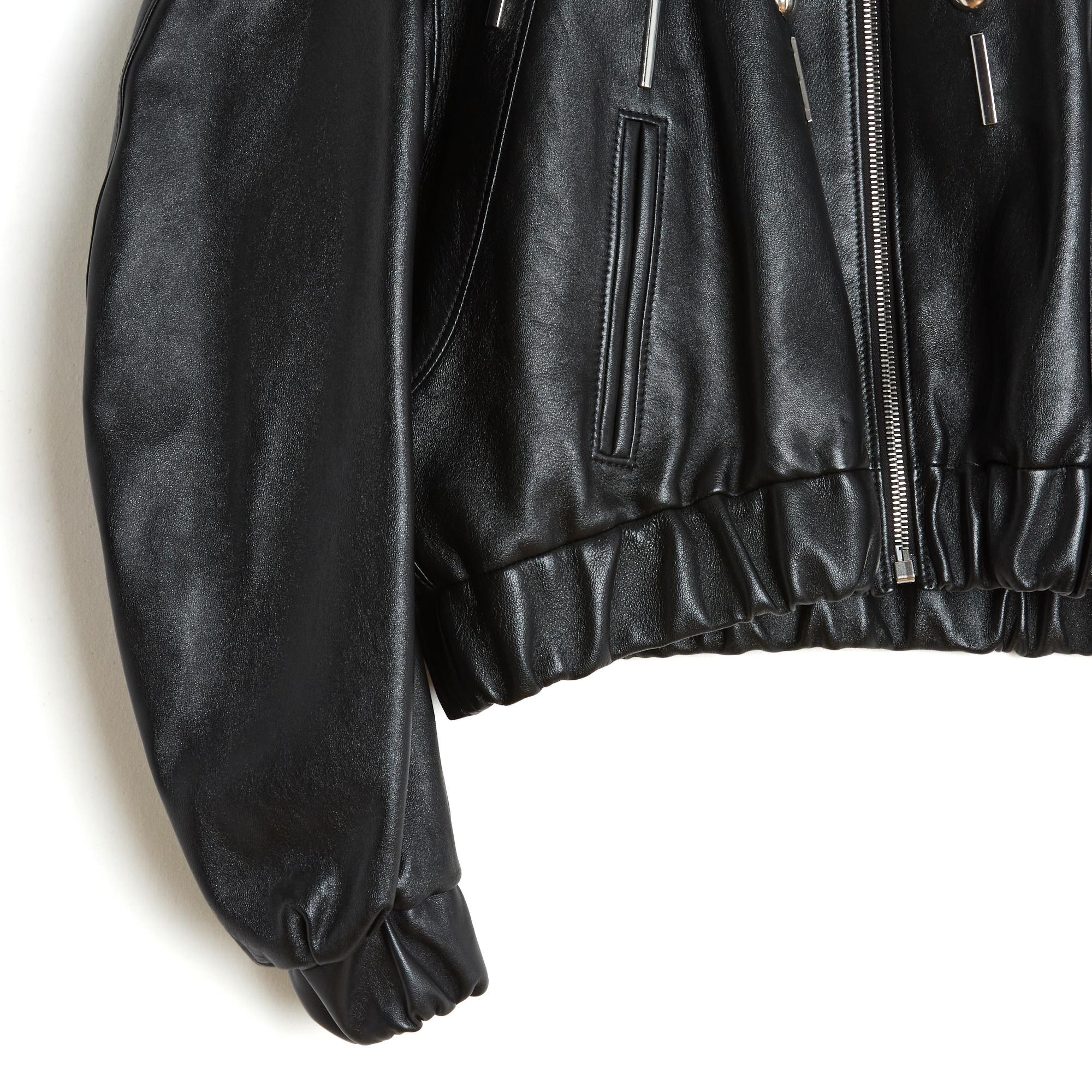 Cazadora Céline colección SS2019 por Hedi Slimane cazadora estilo bomber, volumen oversize y recortada, decorada con grandes tachuelas metálicas plateadas semiredondas, cuello de canalé negro, puños y parte inferior del cuerpo elásticos, forro de