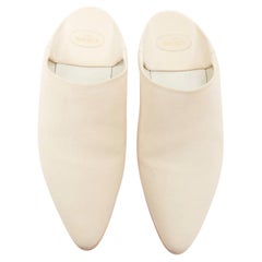 Celine 2020 Janco Babouche, pantofola con tacco a gradini in pelle bianco sporco e logo dorato, taglia 37