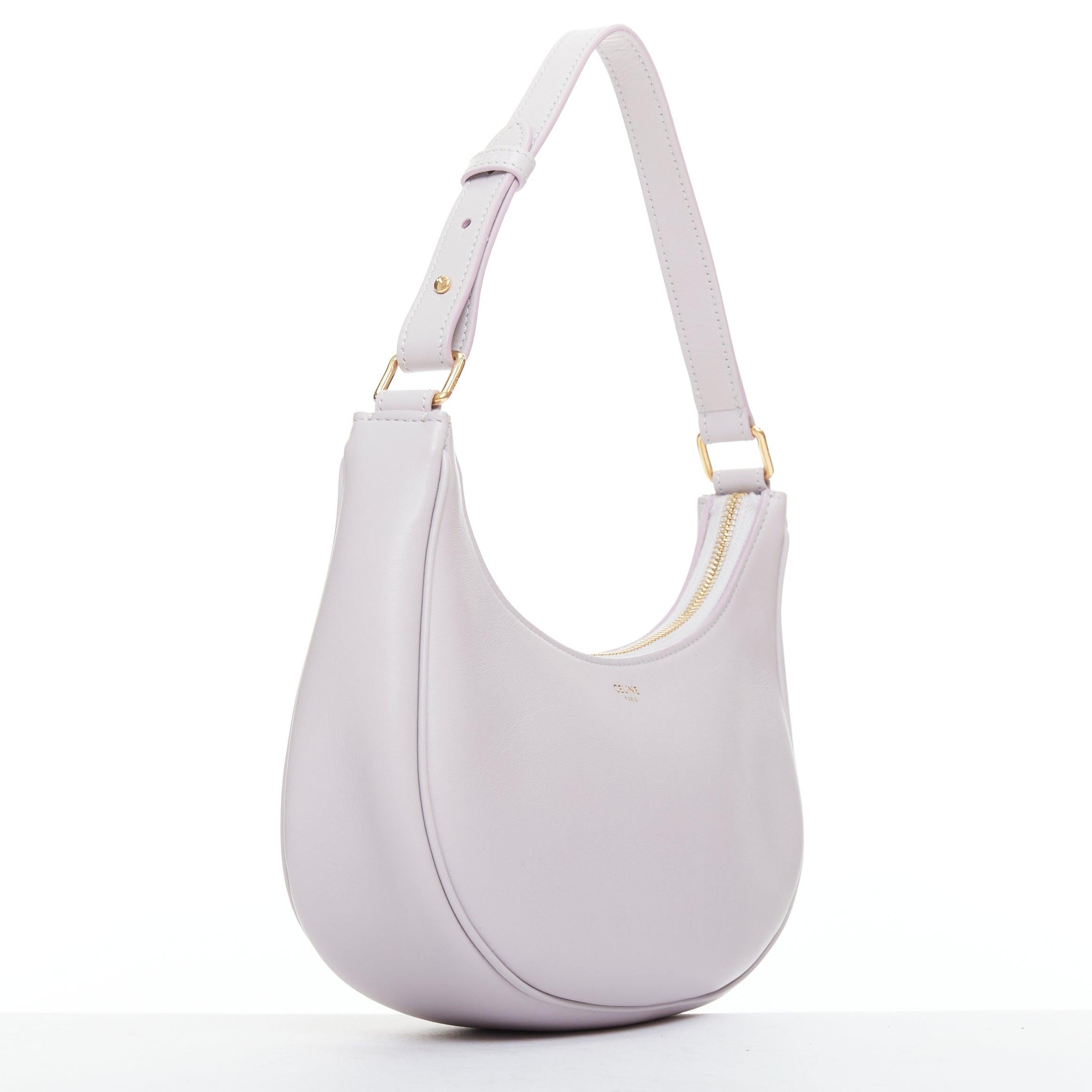 Violet Celine 2021 Ava sac à bandoulière demi-lune en cuir de veau violet lavande en vente