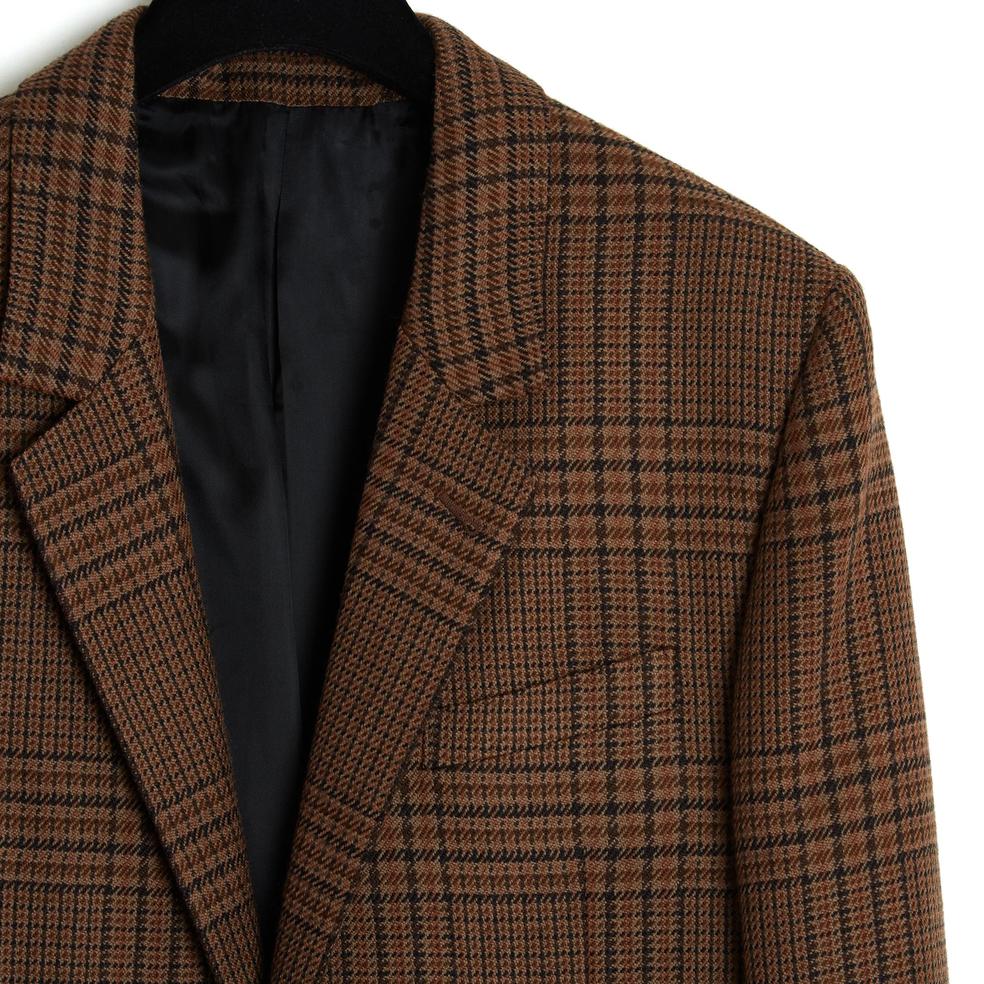 Chaqueta Celine de la colección AW2021 de Hedi Slimane de lana suave y semigruesa con estampado de tartán o cuadros en tonos marrones con hilos azul marino y beige, corte recto y oversize, cuello de muesca cerrado con 2 botones, 1 bolsillo en el