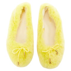 Celine 2022 Les Ballerines : ballerines en fourrure jaune avec nœud Triomphe, taille 37