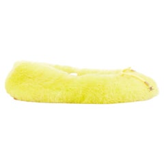 Celine 2022 Les Ballerines : ballerines en fourrure jaune avec nœud Triomphe, taille 37