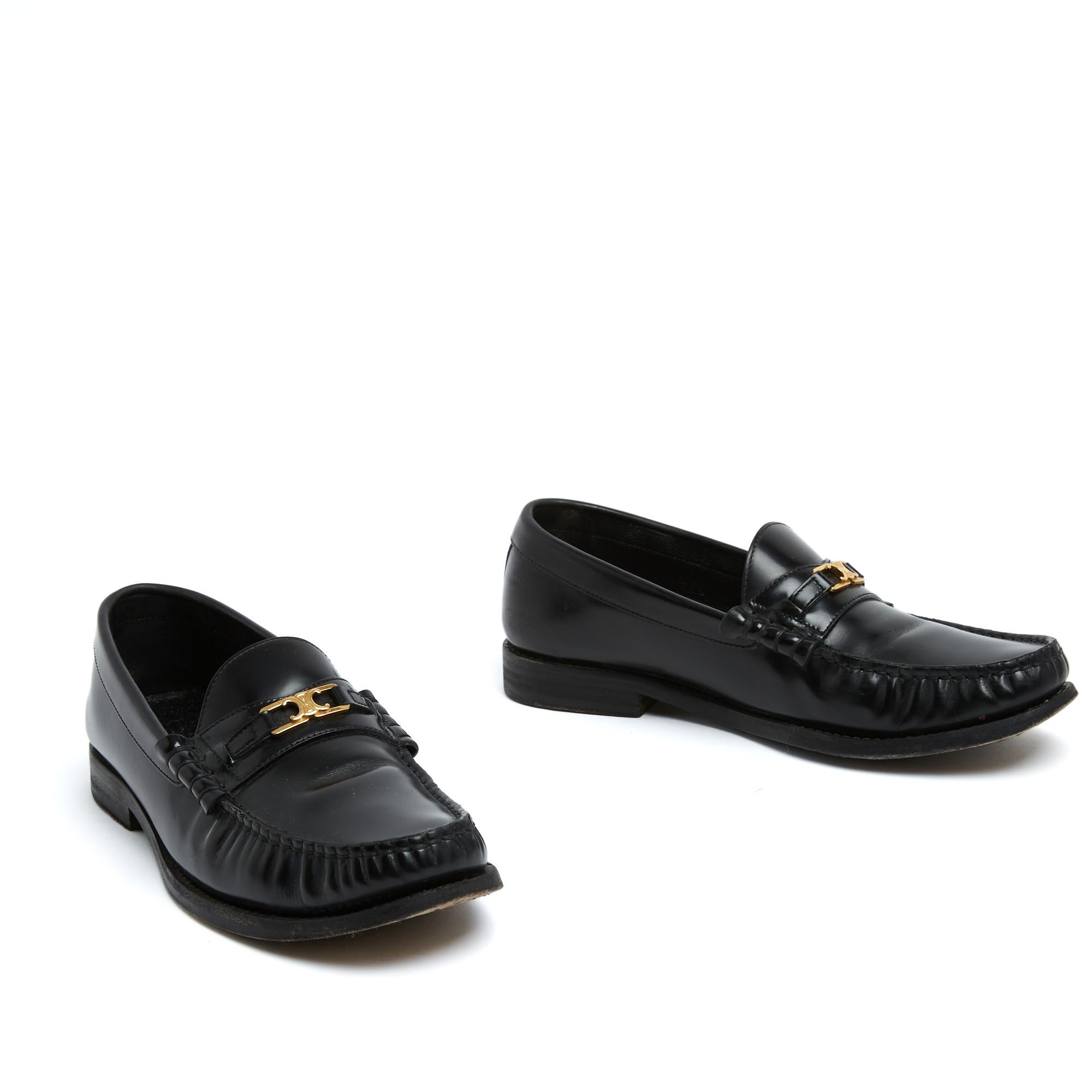 Celine loafers (by Hedi Slimane) Luco model (2025 collection) in black leather with gold metal Triomphe motif, leather lining, insoles and outsoles. Size EU38.5 or UK5.5 and US8, 1 cm heel. The shoes have been worn very little and are in excellent