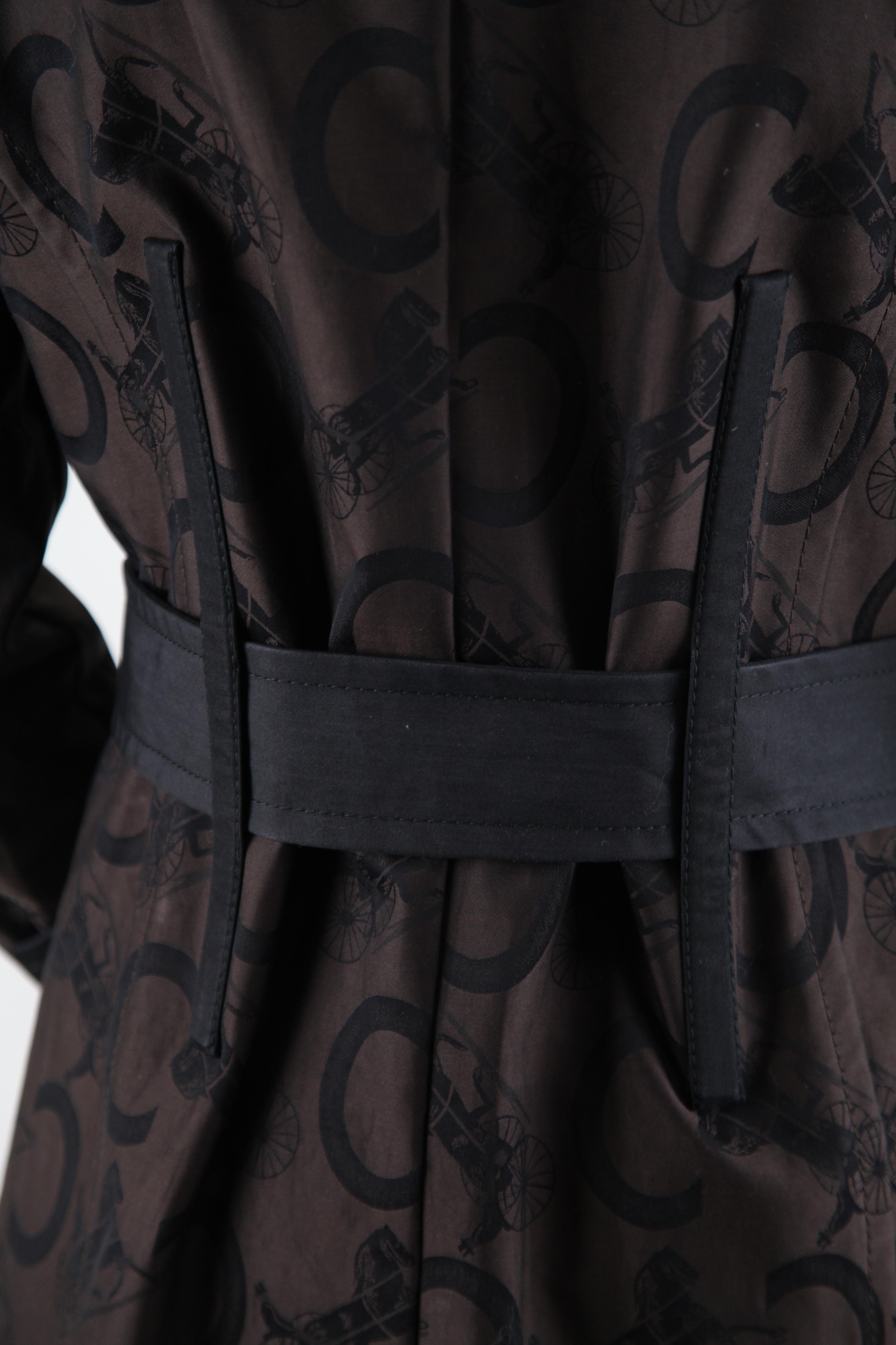 Trench-coat militaire à imprimé logo noir et chocolat de style Celine des années 70, vers 2019 en vente 5