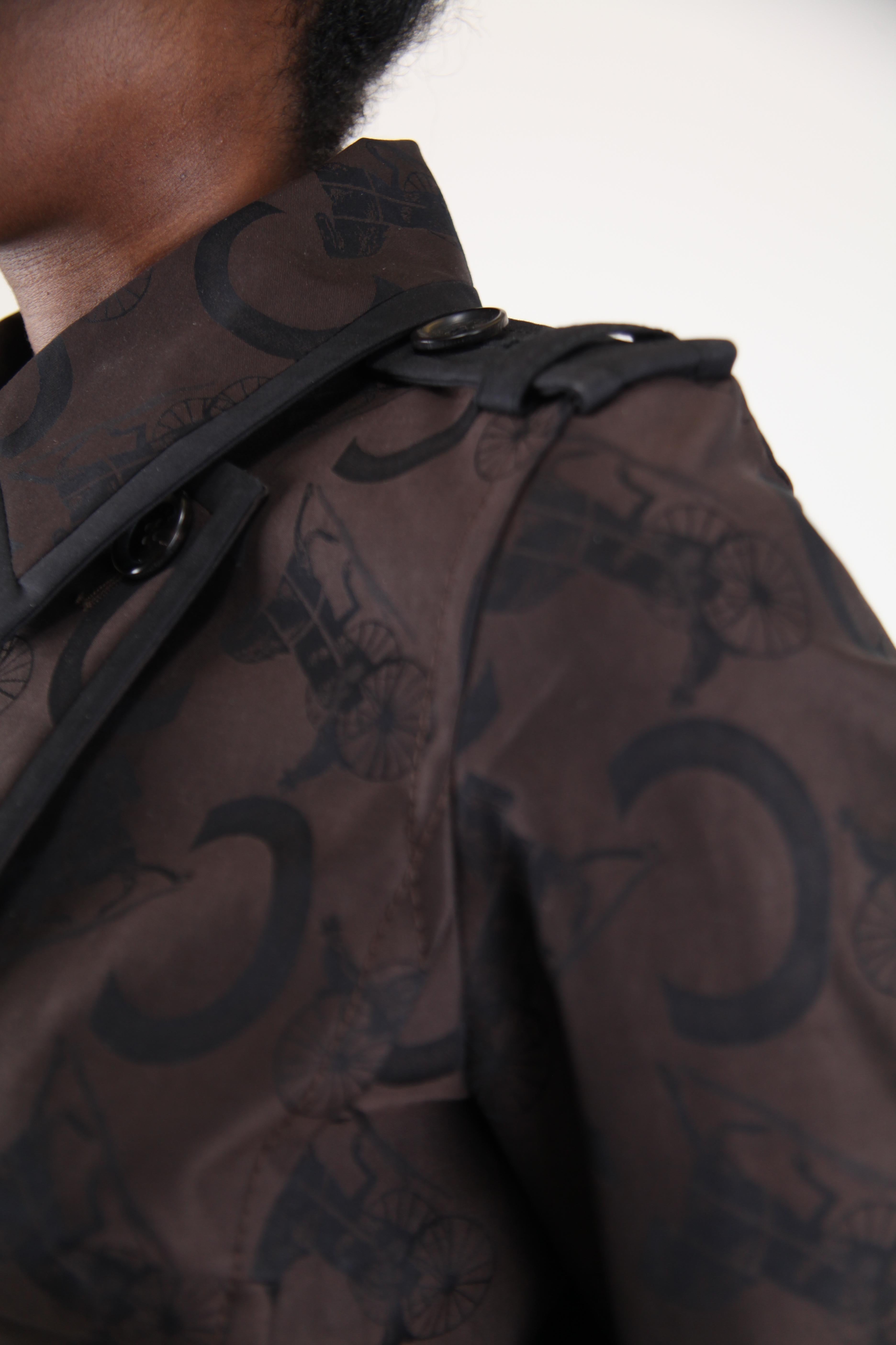 Trench-coat militaire à imprimé logo noir et chocolat de style Celine des années 70, vers 2019 en vente 4