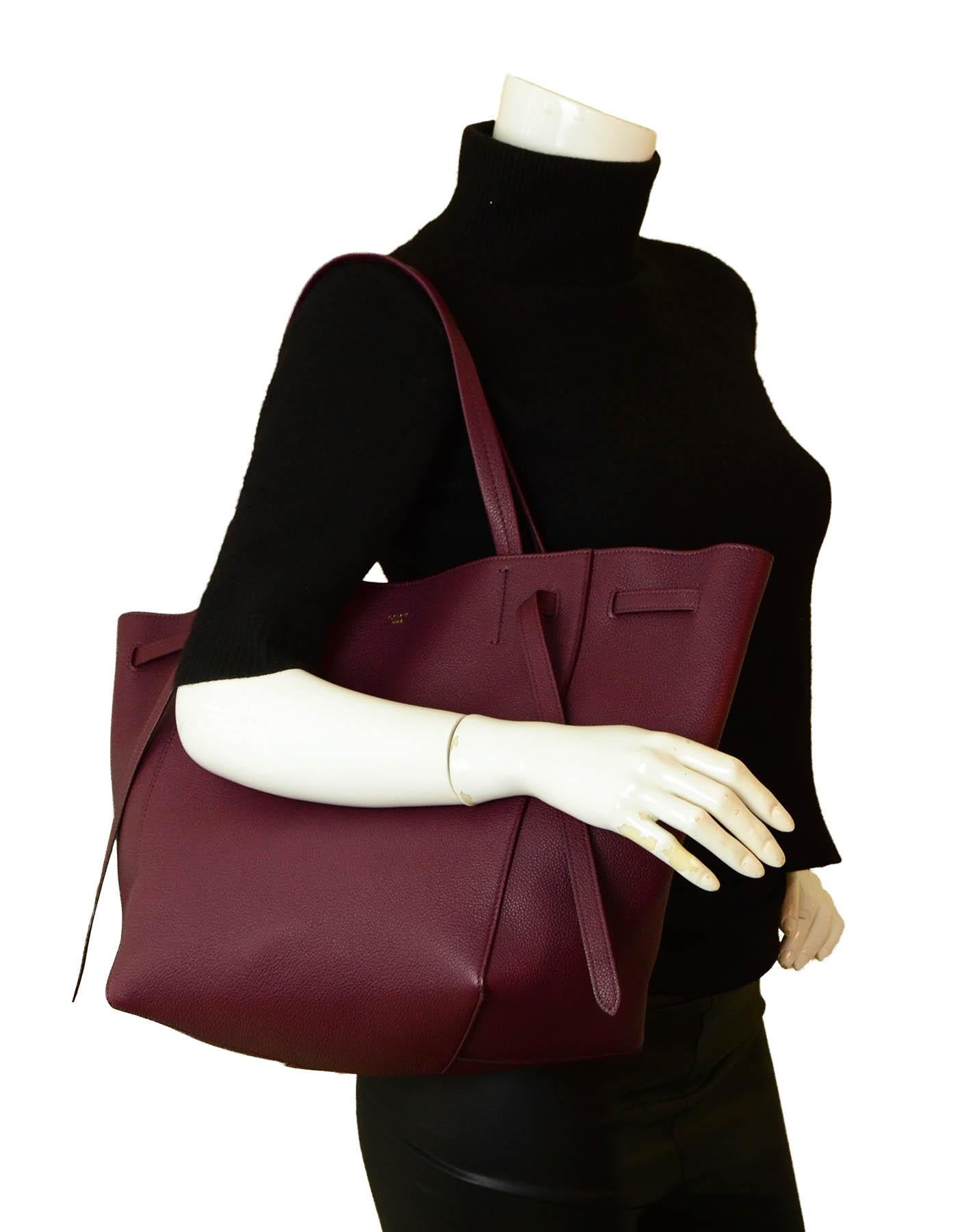 Celine Acai - Cintura piccola Cabas Phantom - Tote morbida in vitello martellato

Prodotto in: Italia
Anno di produzione: 2020
Colore: Acai
Hardware: Oro
Materiali: Pelle di vitello a grana morbida
Fodera: Pelle scamosciata
Chiusura/apertura: