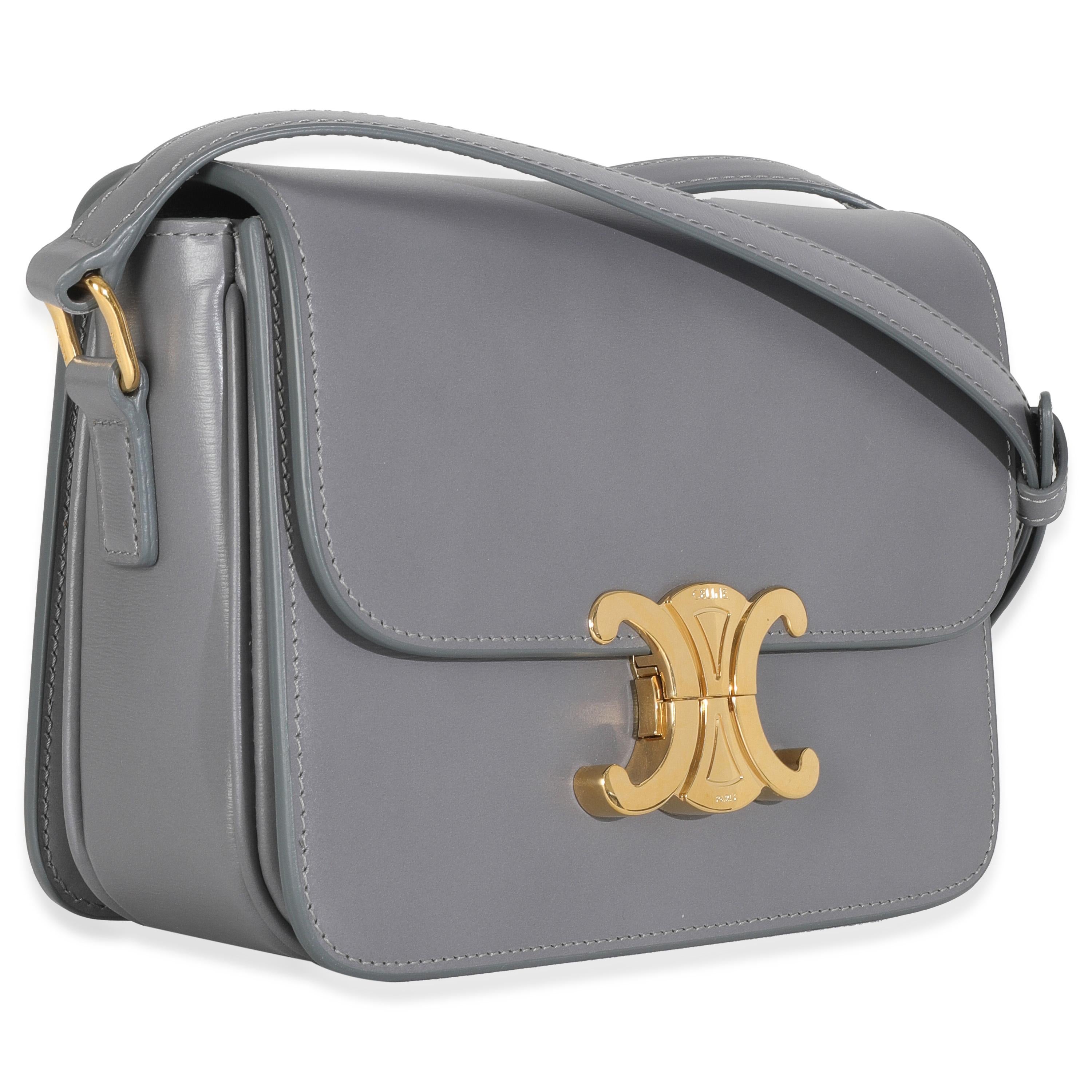 Titre de la liste : Celine Sac Teen Triomphe en cuir de veau brillant anthracite
SKU : 147232
MSRP : 4050.00 USD
Condit : Usagé 
État du sac à main : Etat impeccable
Commentaires sur l'état : L'article ne présente aucun signe d'usure.  Vente