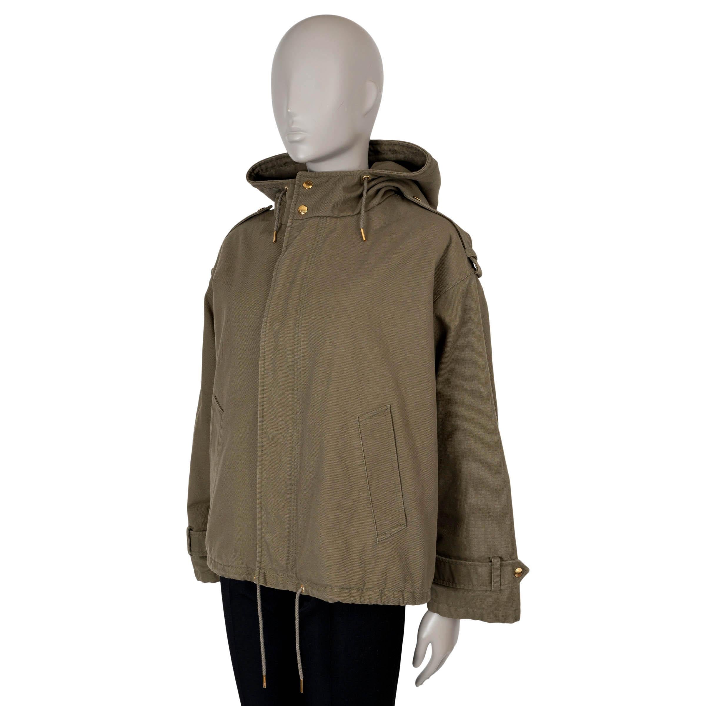 This 100% authentic Celine cropped parka jacket in army green cotton (100%) is a versatile and stylish outerwear piece. Designed with a padded quilted lining for warmth, it features a hood, drawstring bottom hem, two front pockets, and epaulets on