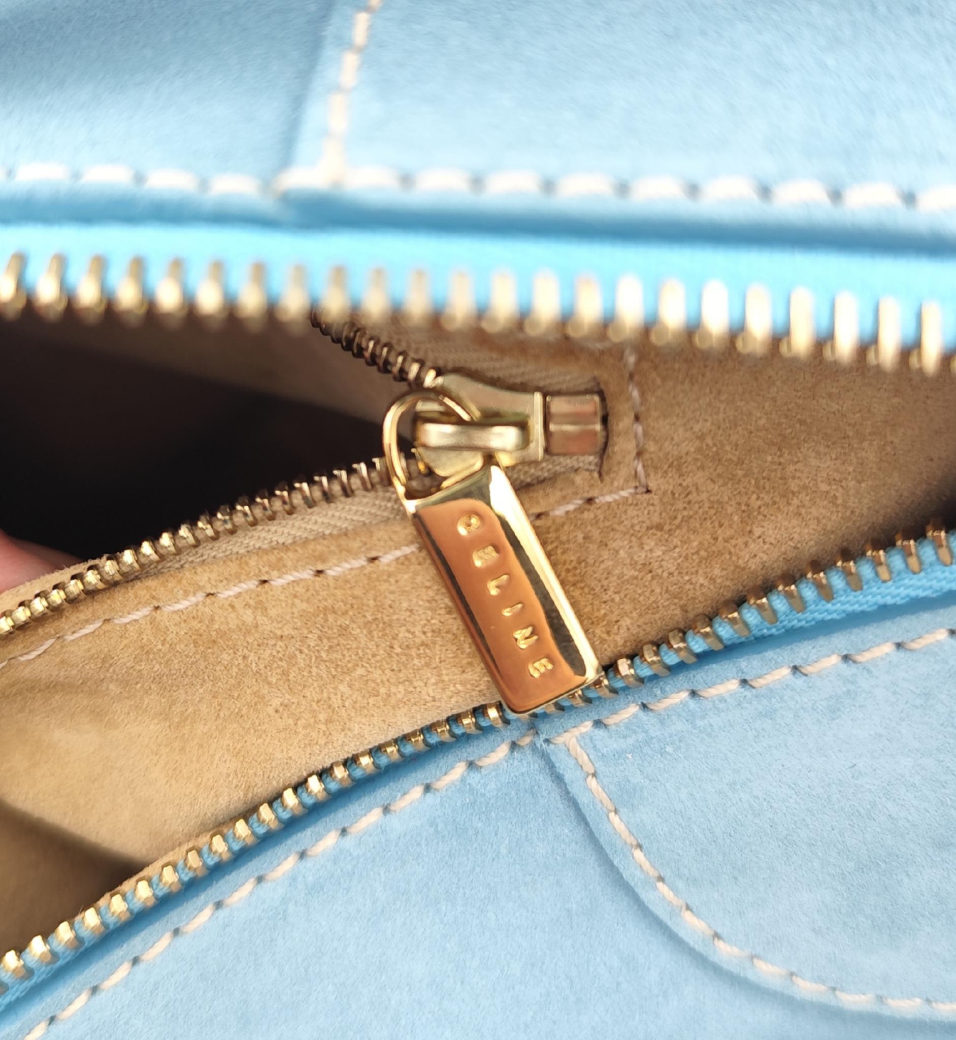 Sac bowling en daim bleu ciel de Celine en vente 6