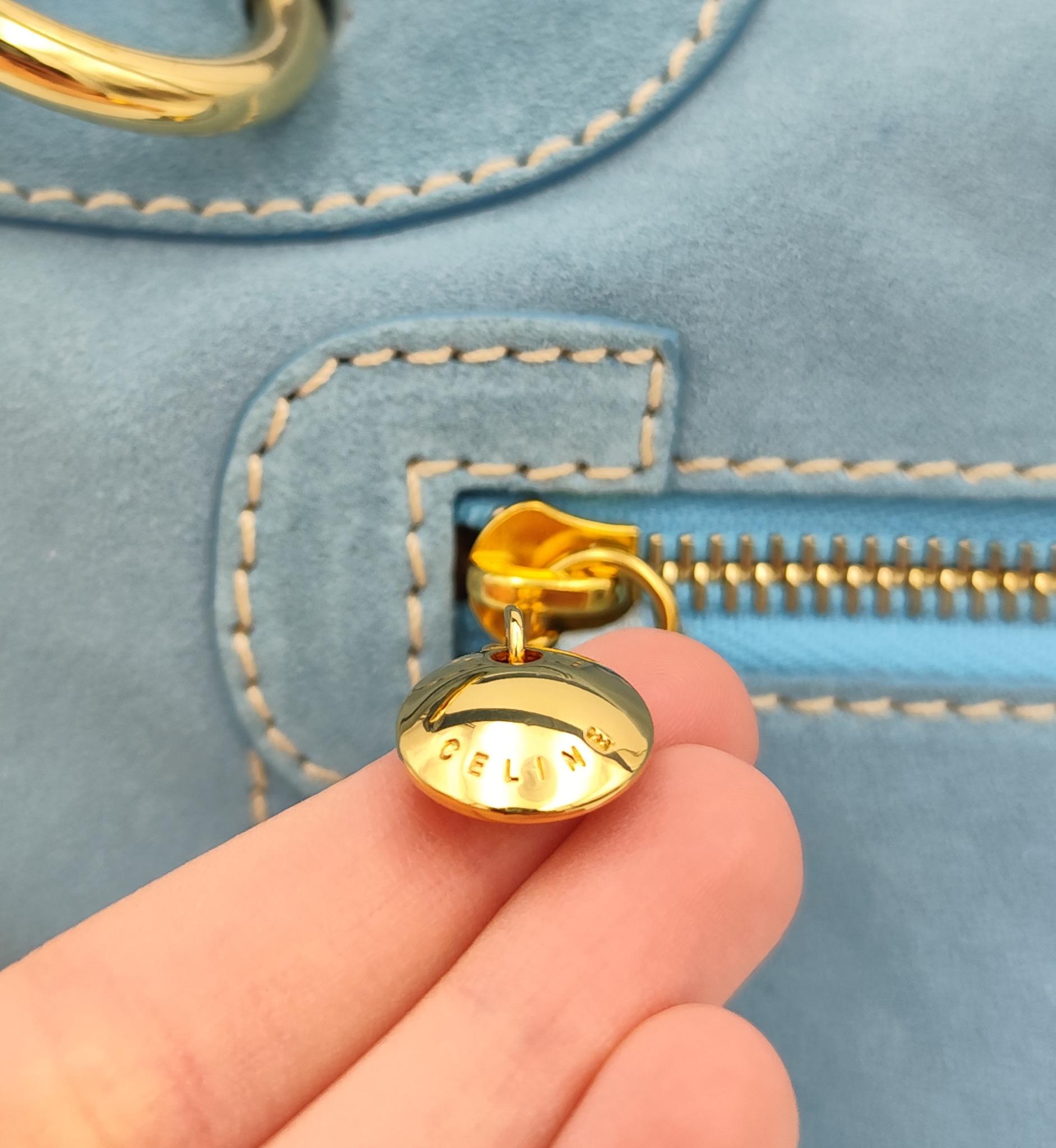 Sac bowling en daim bleu ciel de Celine en vente 2