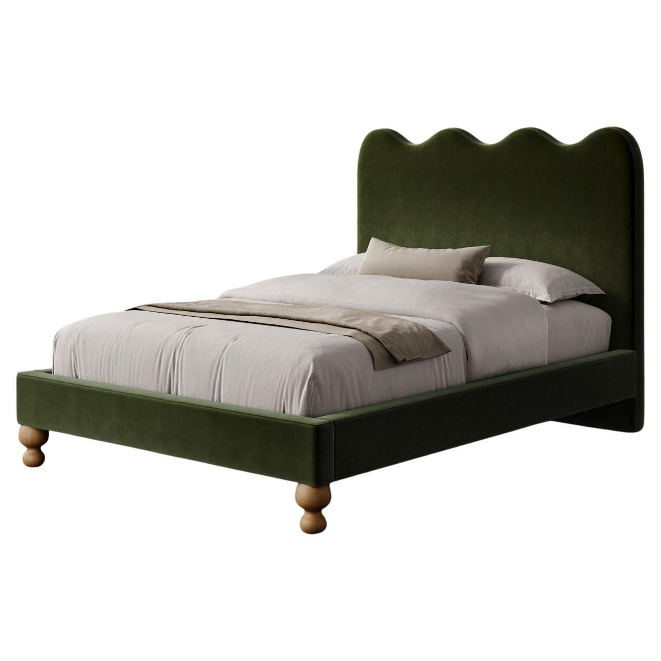 Arraigada en el lenguaje escultórico de nuestro superventas Banco Celine, la Cama Celine amplía su icónica silueta festoneada en una composición de marco completo de forma y reposo. La curva rítmica del cabecero se inspira en el sinuoso Ours Polaire