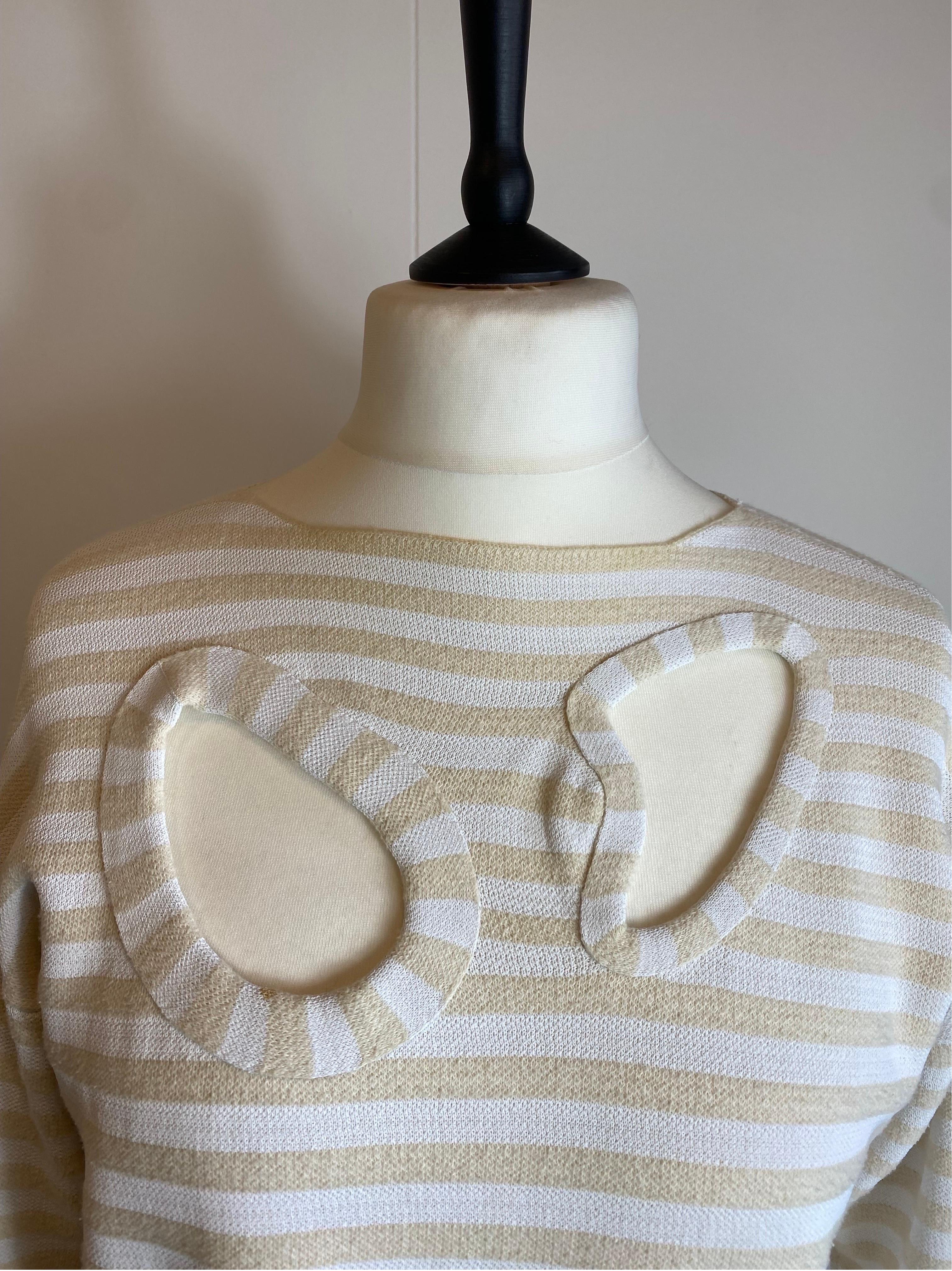 Celine sweater.
In viscose, cotton and polyester.
International size S. Fits larger.
Shoulders 46 cm
Bust 54 cm
Length 60 cm
Sleeve 68 cm
In good general condition, it has some small spots as shown in the photos.