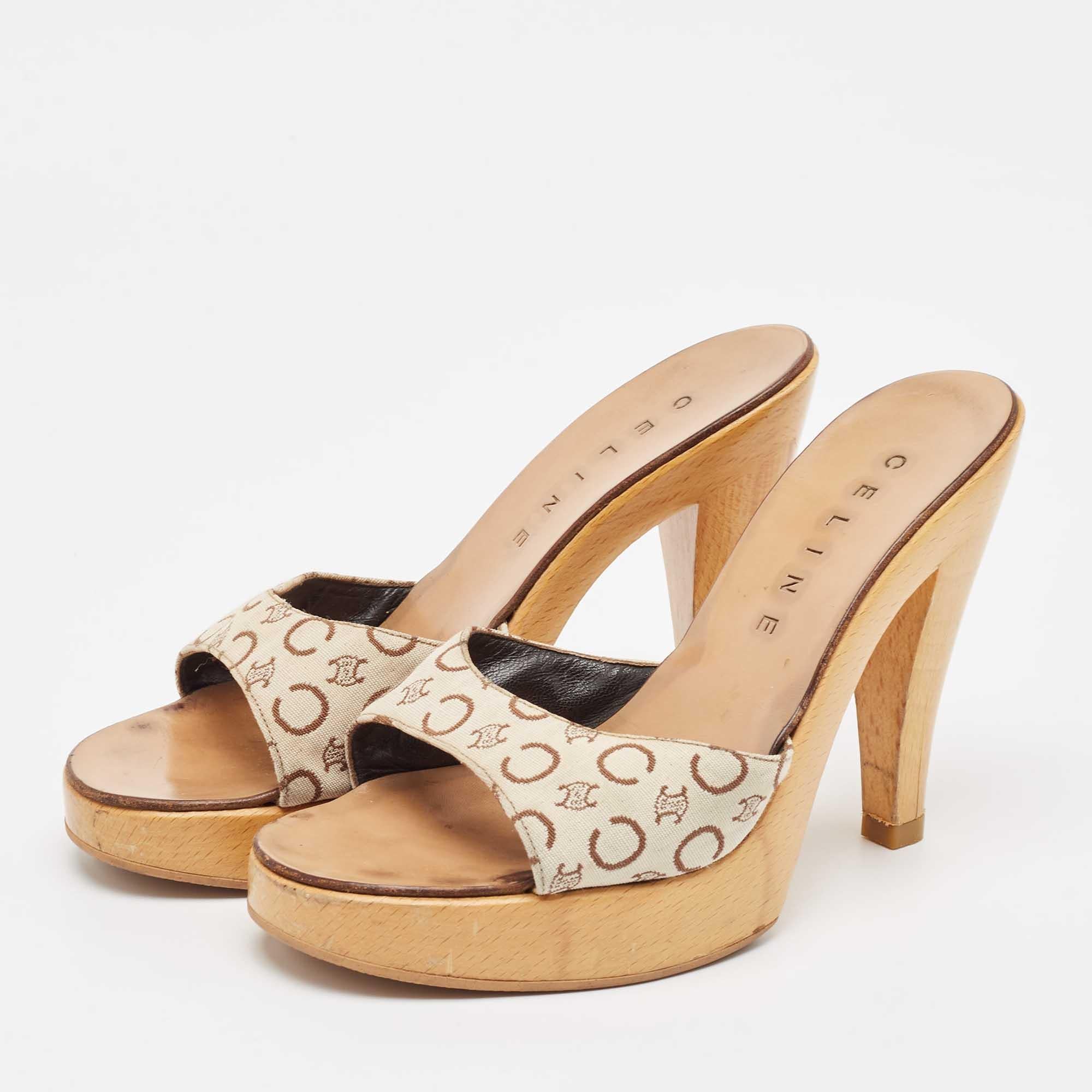 Ces sandales incarnent le mélange parfait de style audacieux et intemporel. Fabriqué à partir de matériaux de qualité  ces chaussures vous offriront la hauteur parfaite pour un look sophistiqué.