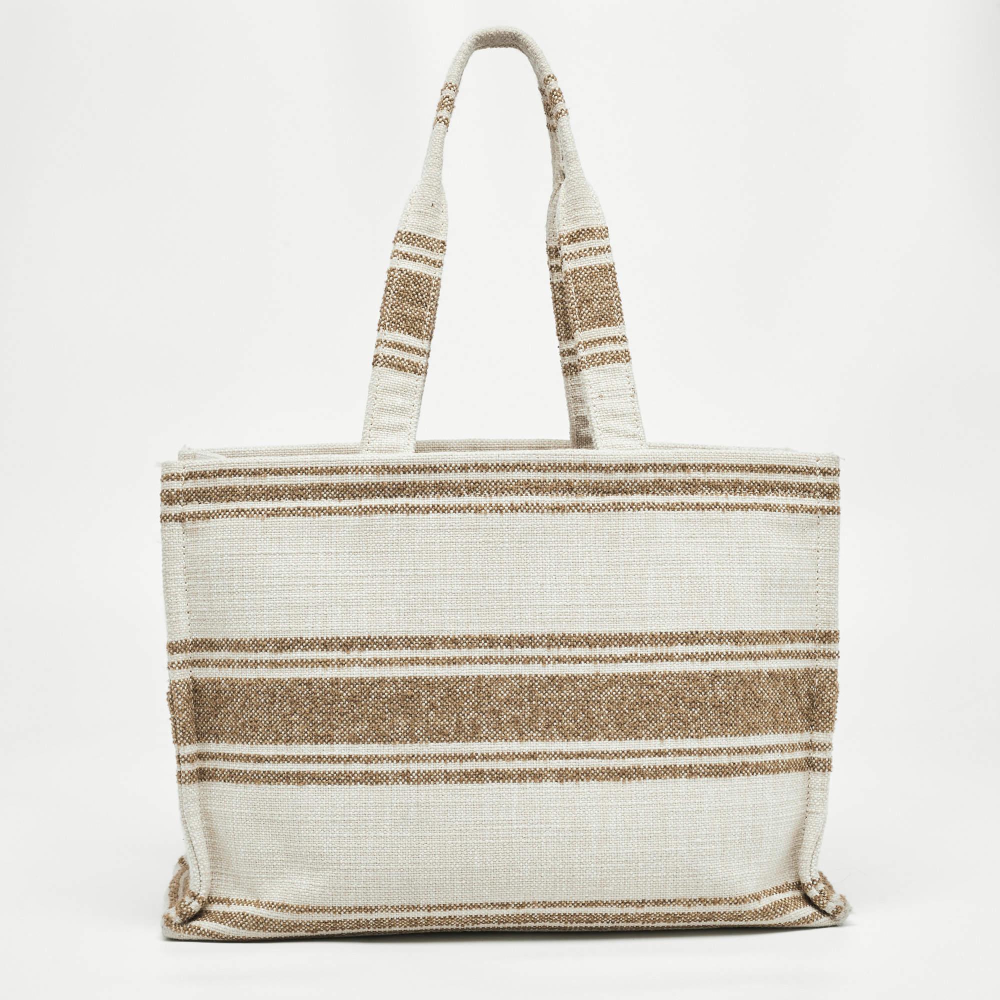 This alluring tote bag for women has been designed to assist you on any day. Convenient to carry and fashionably designed, the tote is cut with skill and sewn into a great shape. It is well-equipped to be a reliable accessory.

