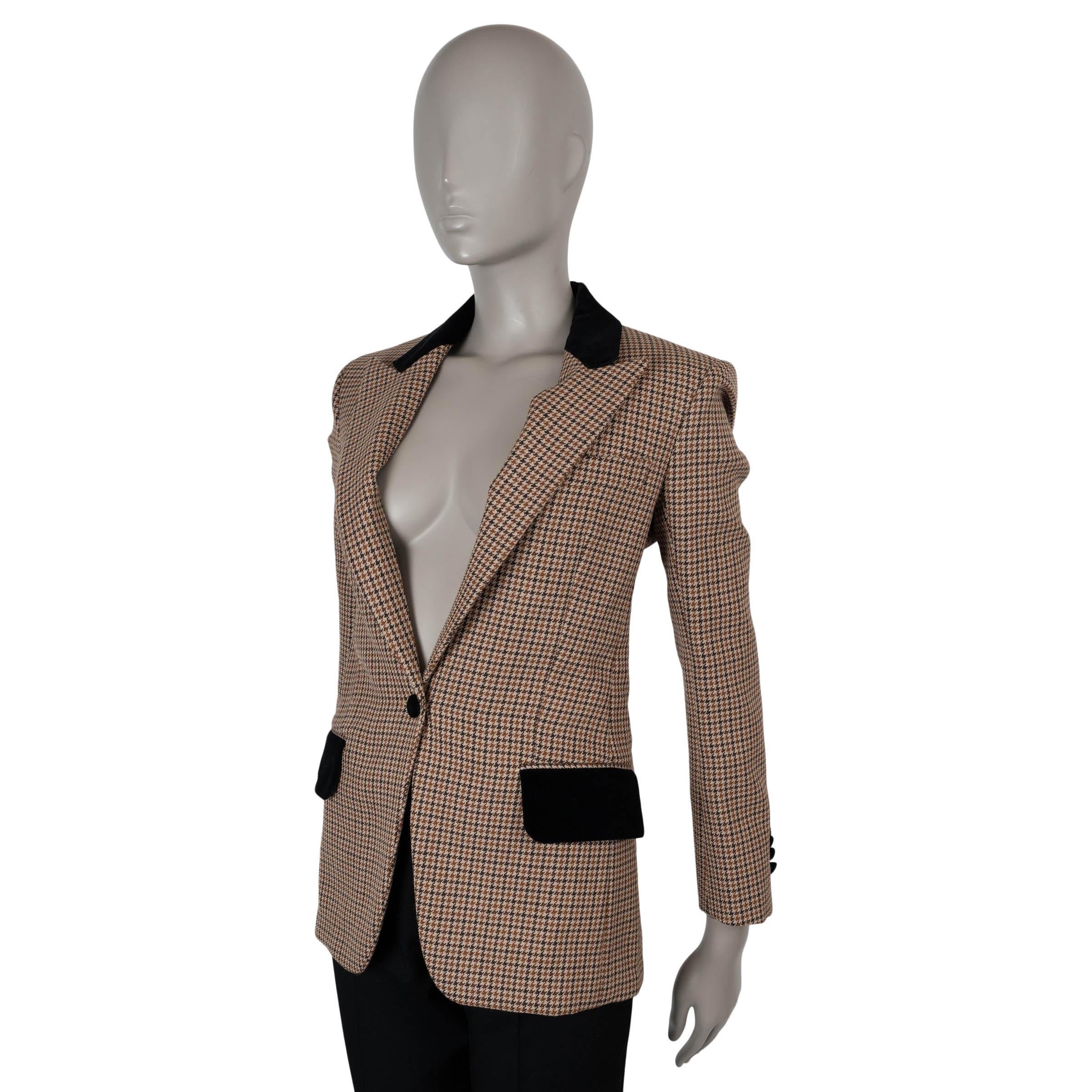 Questo blazer Celine by Phoebe Philo, autentico al 100%, è realizzato in lana pied-de-poule beige, marrone scuro e nero (100%) e mette in mostra l'estetica raffinata della stilista. Tagliato su una silhouette aderente, presenta rever a punta, due