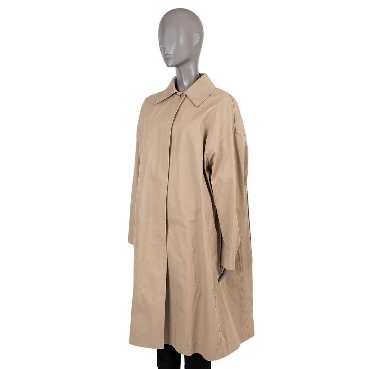Manteau de pluie surdimensionné en coton gaberdine beige (100%), 100% authentique de Celine by Phoebe Philo. Il présente des épaules tombantes, des manches larges, un col en pointe, deux poches en biais à la taille et un rabat-tempête avec anneau en