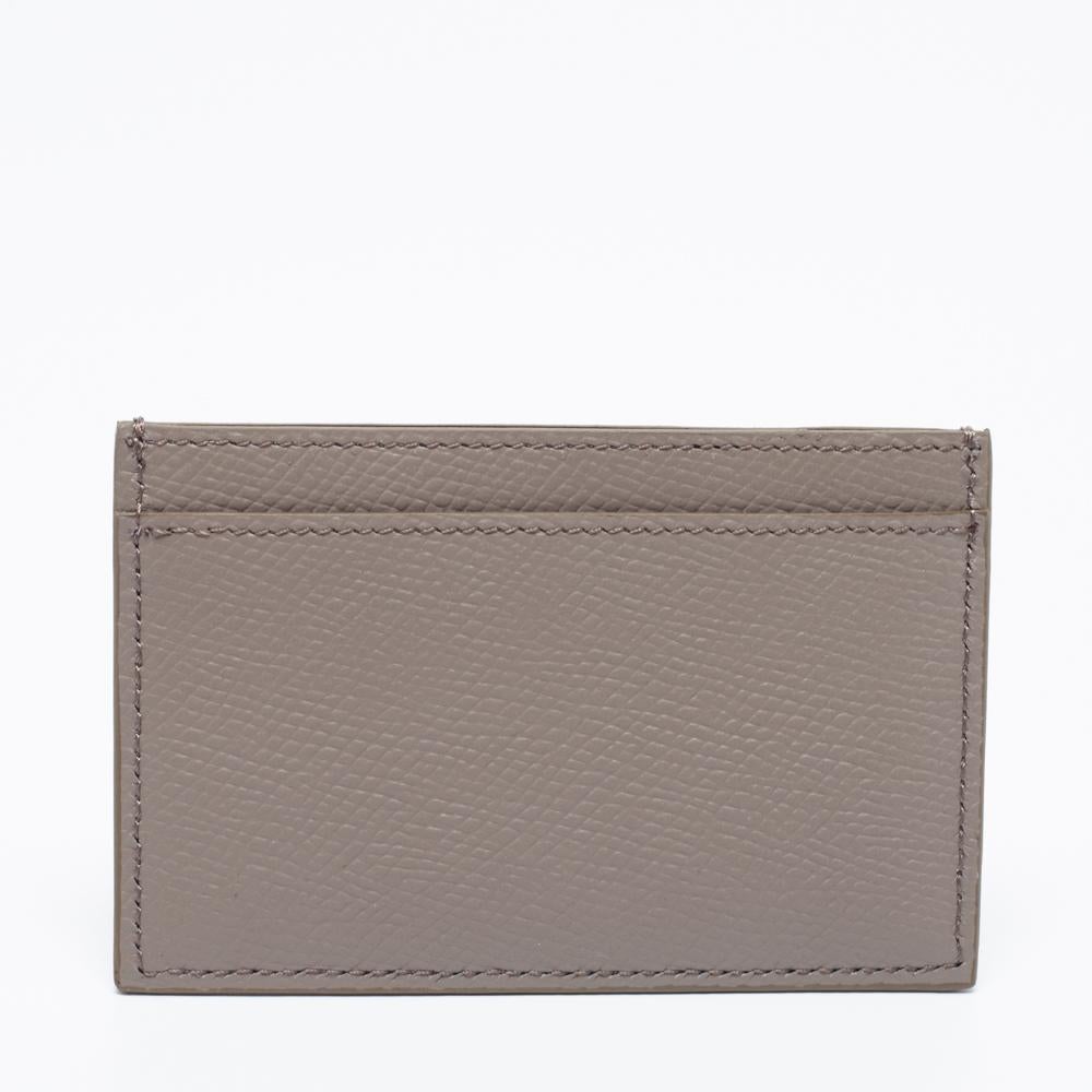 Crafted by Celine, this beige leather card holder is an immaculate balance of sophistication and utility. The creation is equipped with ample space for your cards.

Includes: Original Dustbag, Original Box, Info Booklet