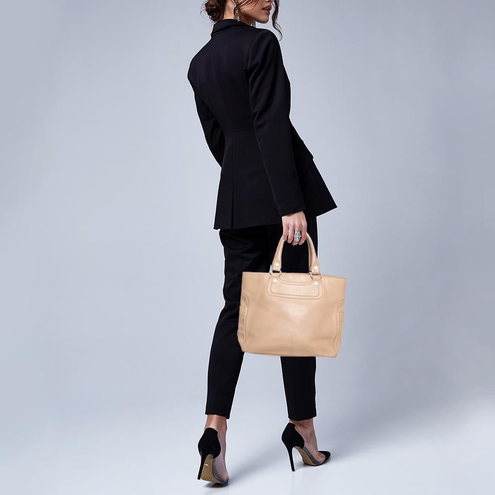 The Boogie tote from Celine is dapperly structured for a smart and sophisticated take. The bag is expertly crafted in Italy from beige-hued leather and has comfortable soft leather handles for carrying. Accented with silver-tone hardware, the