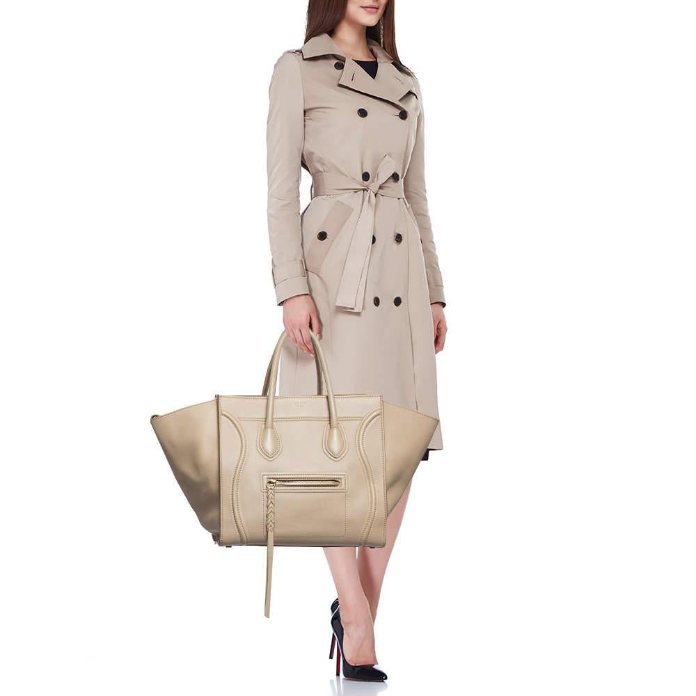 This alluring tote bag for women has been designed to assist you on any day. Convenient to carry and fashionably designed the tote is cut with skill and sewn into a great shape. It is well equipped to be a reliable accessory.