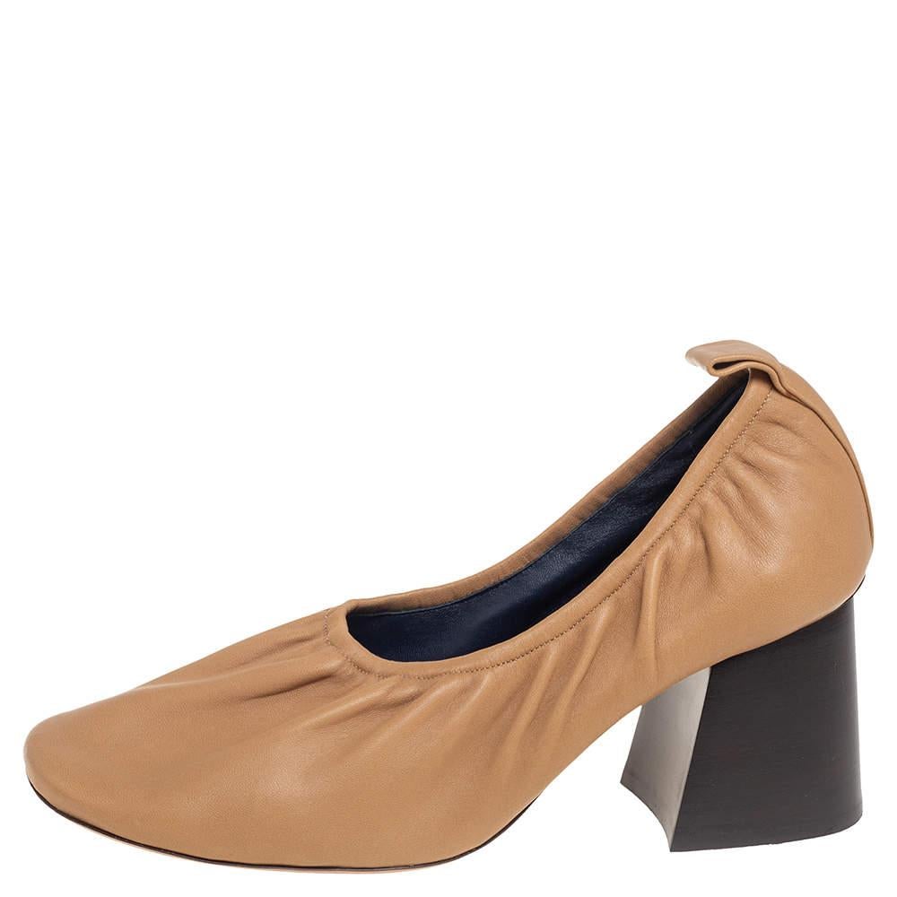 Celine crafts these outstanding pumps that blend high-end fashion and beauty effortlessly. These pumps showcase beige leather on the exterior with a scrunch style and 7 cm block heels. Complete your look for the day by wearing these gorgeous pumps.

