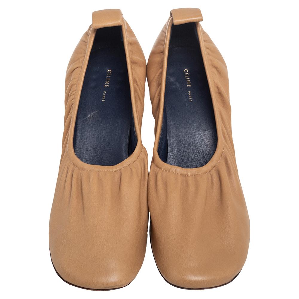 Celine Bombas de tacón bloque de bailarina de cuero beige Scrunch Talla 39 en Bueno Estado en Dubai, Al Qouz 2