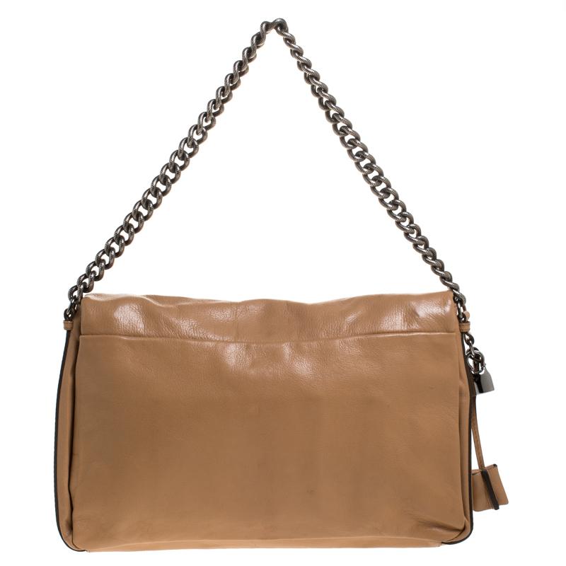 Every woman needs a bag that is pretty and functional, just like this shoulder bag from Celine. Crafted from leather, it has been styled with a flap leading to a spacious nylon interior and it is held by a chain handle. This is definitely one handy