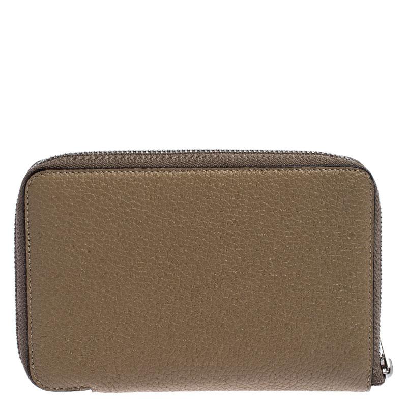 Store your daily essentials and put together a stylish look with this wallet from Celine. Made from premium quality leather, this wallet is a long-lasting accessory. Featuring a rich beige shade, this superb wallet is a great purchase.

