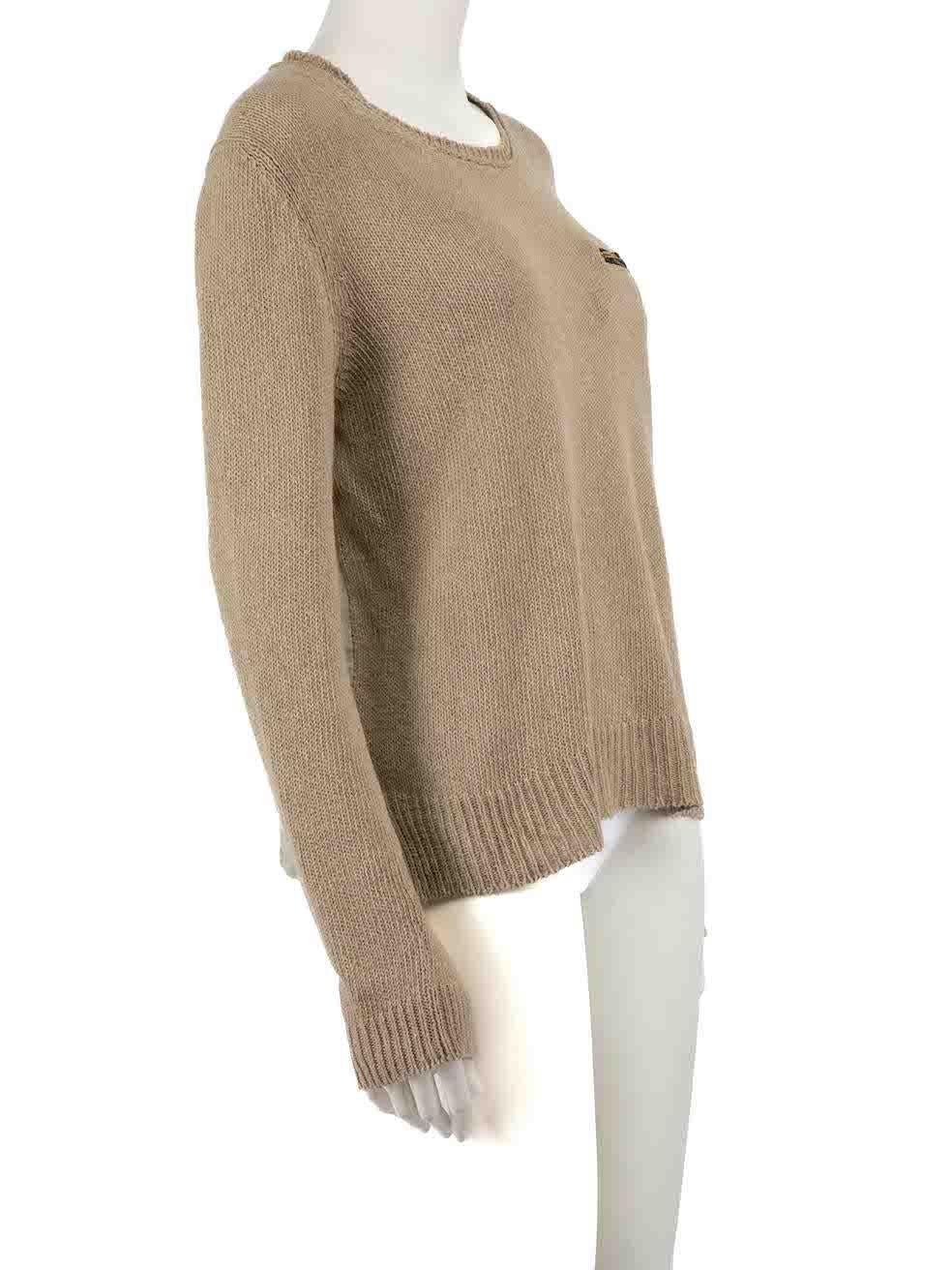 L'ÉTAT est très bon. Cet article de revente d'occasion de la marque Céline ne présente pratiquement aucune trace d'usure.
  
  
  
  Détails
  
  
  Beige
  
  Lin
  
  Pull à manches longues
  
  Tricoté
  
  Encolure ronde
  
  1x poche poitrine