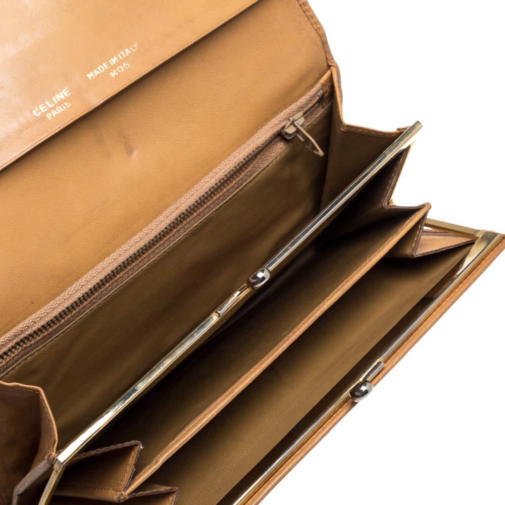 Questo portafogli di Celine, prodotto dalla maison, metterà in risalto la tua scelta di essere alla moda. Realizzato in tela macadam e pelle, il portafoglio è dotato di un interno in pelle che ospita tasche a scomparsa e una tasca con zip. È davvero