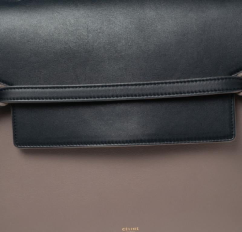 Beige/Navy Blaue Leder-Mini-Gürteltasche von Celine mit Griff oben im Angebot 3