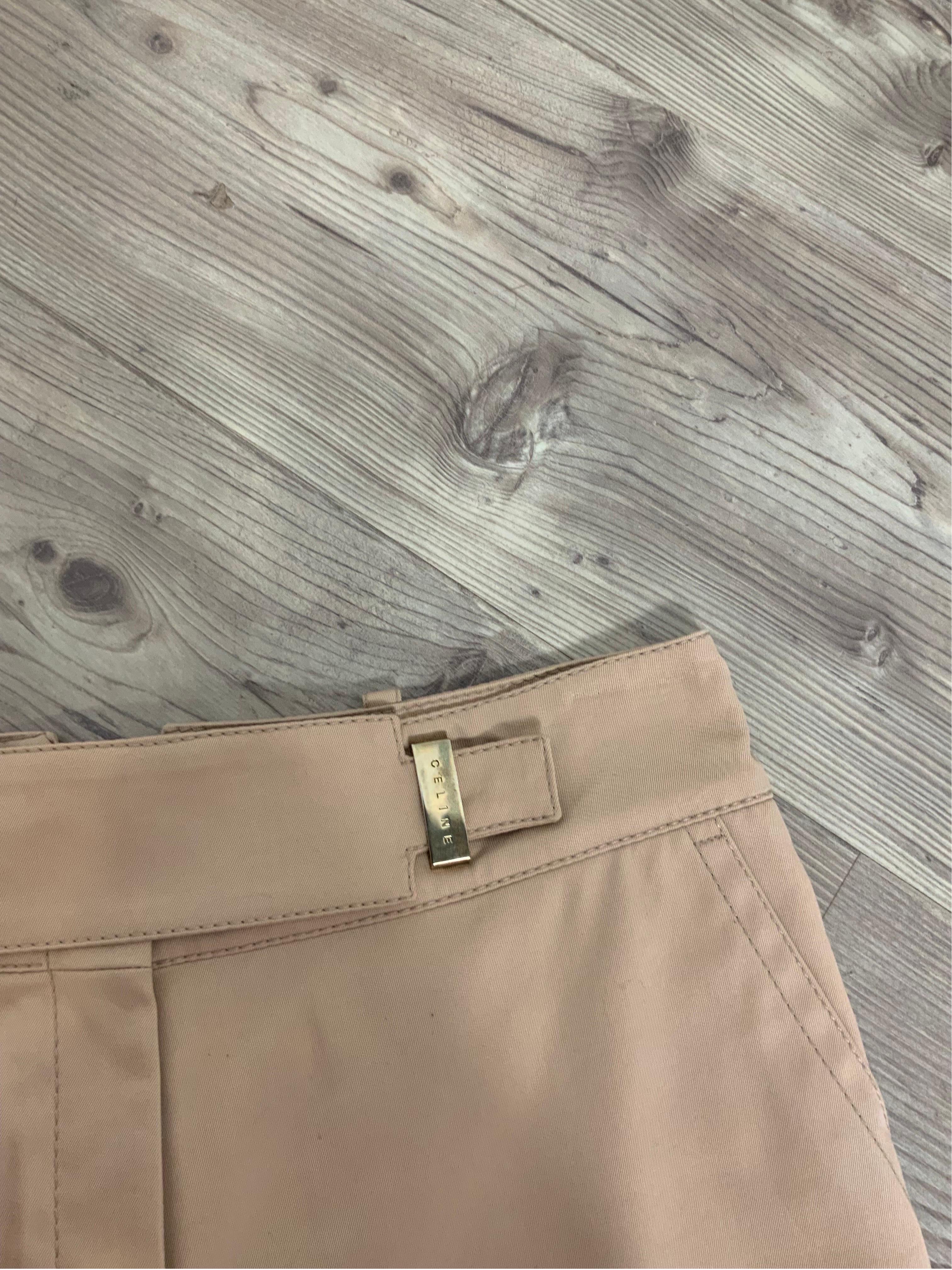 CELINE SHORTS.
In cotton and elastane.
The closing hardware is slightly oxidized, as shown in the photos.
Size 36 FR which corresponds to an Italian 40.
Waist 39 cm
Length 41 cm
Excellent general condition, with signs of normal use and a tiny black