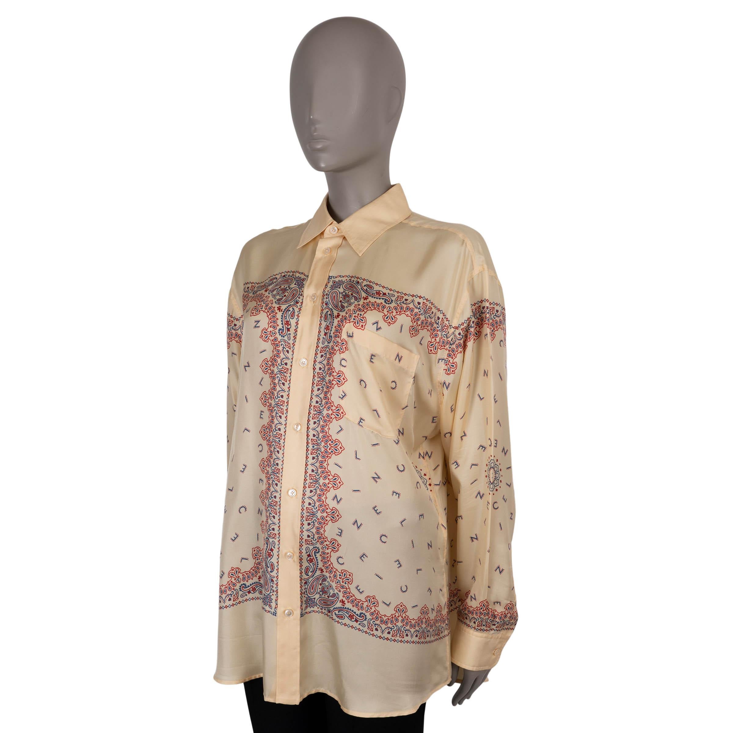 Camisa Celine de sarga de seda beige con estampado de plátanos (100%). Diseñado en una silueta oversize con un cuello drapeado relajado y un bolsillo de parche en el pecho. Acabado con botones luminosos de nácar en la parte delantera y sin forro