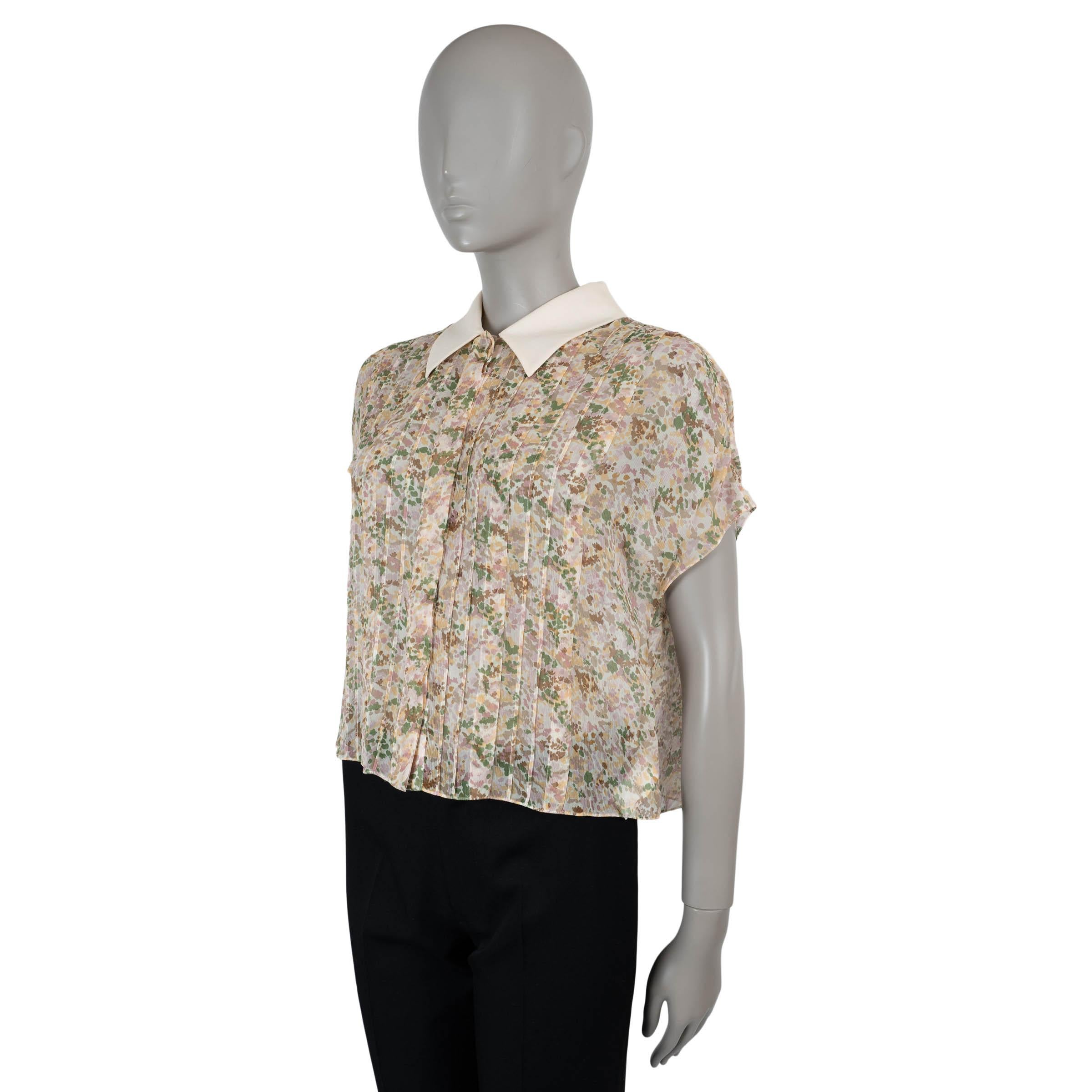 Questa camicia Celine autentica al 100% in seta beige trasparente (100%) è un delicato mix di dettagli romantici e silhouette moderna. Con una stampa floreale nei colori giallo, rosa e verde oliva, presenta una forma squadrata con maniche a